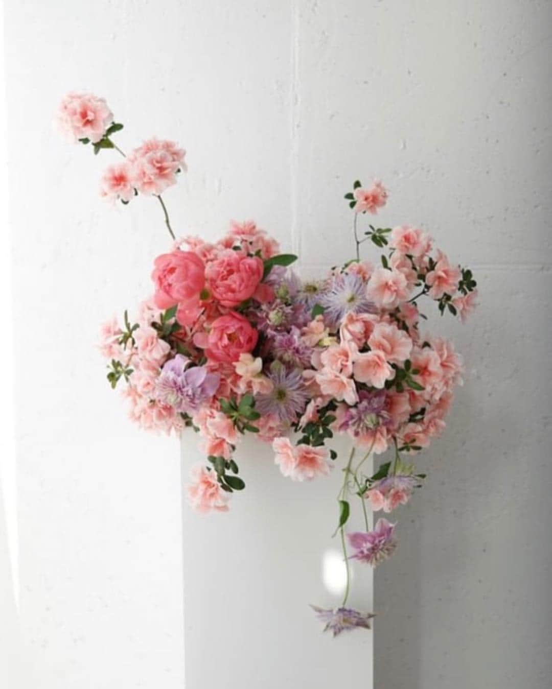 JF flower Shopさんのインスタグラム写真 - (JF flower ShopInstagram)「예쁘게 만들어서 선물을해찌이이 ✌🏻5주년추카추카 😍😍 #인디살롱5 @indiesalon #인디살롱」4月5日 21時42分 - jfflowershop