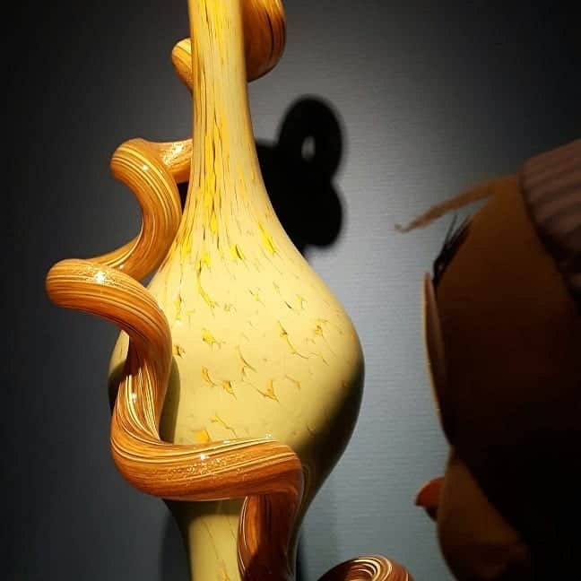 Little Yellow Birdさんのインスタグラム写真 - (Little Yellow BirdInstagram)「Beautiful exposition of Dale Chihuly's work at the Groninger Museum!! Glass, glass everywhere!! #littleyellowbird #tweety #tweetykweelapis #adventures #yellow #bird #chihuly #groningermuseum #groningen #glass #glassart #glas #art #kunst #colourful  #stuffedanimalsofinstagram #plushiesofinstagram」4月5日 21時34分 - tweetykweelapis