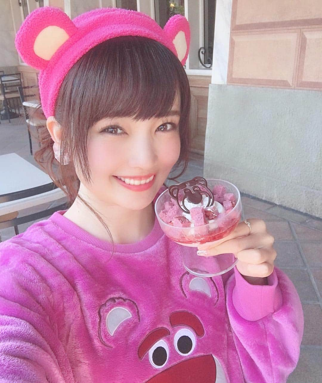 浅井麻里さんのインスタグラム写真 - (浅井麻里Instagram)「🍓💄﻿ ﻿ 💗ロッツォバウンド💗シリーズ🧸﻿ ﻿ 眩しそう…✨🤣（笑）﻿ ﻿ ﻿ この時のヘアセットに使ったバーム＆﻿ コスメについて❤️💄﻿ (写真2枚目見てね⏩)﻿ ﻿ ⭐️ELVESACT マルチバーム﻿ ヘア保湿＆スタイリング！﻿ このポニーテールの時もまとまりキープしてくれて﻿ 髪にも肌にも使える万能バーム💕﻿ ﻿ ⭐️イプサ デザイニングフェイスカラーパレット﻿ シェーディング・チーク・ハイライトが﻿ これ一つで出来るから便利🎵﻿ しかも一個一個取り外しできてカスタム出来るの💕﻿ ﻿ ⭐️イプサ ターゲットエフェクト(クリーム)﻿ 目元や口元の乾燥による小ジワを目立たなくして、﻿ ハリ肌にしてくれるエイジングケアクリーム✨﻿ 花粉もあるし乾燥ほんと気になるから手放せない！﻿ ﻿ ﻿ #ロッツォバウンド#ロッツォハグベア#ディズニーシー#ロッツォコーデ#ビジョビ#ガールズプレス#イプサ#tokyodisneyresort#tokyodisneysea#disneysea#lotsobound#elvesact」4月5日 21時34分 - mari_asai_625