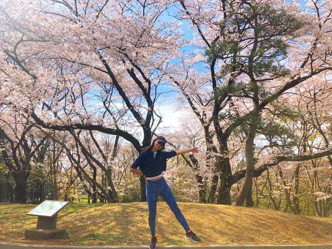 高橋ユウさんのインスタグラム写真 - (高橋ユウInstagram)「外ラン再開🏃‍♀️🌸 桜が綺麗!! ウェアは スパッツ #spout_fitness  トップスは #champion 👟🌸」4月5日 21時36分 - takahashiyu.official