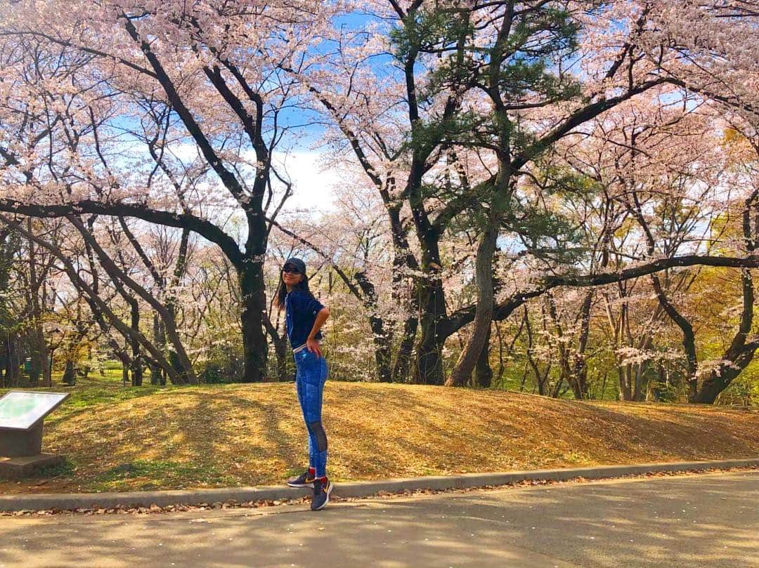 高橋ユウさんのインスタグラム写真 - (高橋ユウInstagram)「外ラン再開🏃‍♀️🌸 桜が綺麗!! ウェアは スパッツ #spout_fitness  トップスは #champion 👟🌸」4月5日 21時36分 - takahashiyu.official