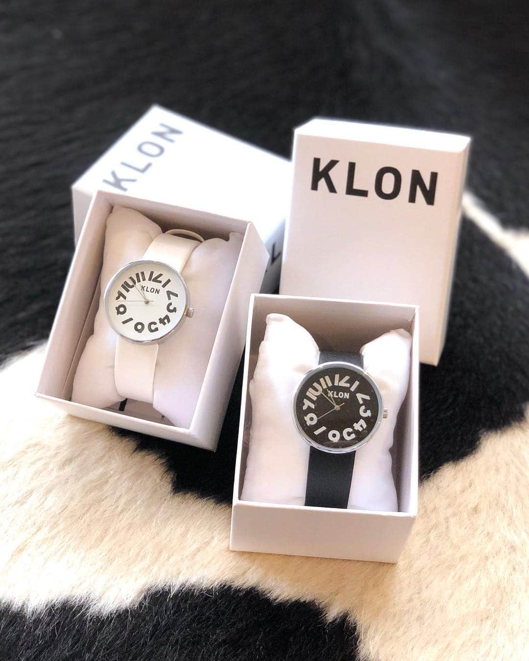 彩耶さんのインスタグラム写真 - (彩耶Instagram)「KLON @klon_klon_klon ⌚️ new in 💕 ・ モダンでお洒落なデザイン〜😊✨ 素敵な時計ばかりで、めちゃ悩んじゃいました🙈💓 ・ 私が身につけているのは … KLON HIDE TIME 40㎜ WHITE（& BLACK） ・ 真っ白ってだけで可愛い〜✨ 個性的な文字盤に ハマっちゃった😍すっかりお気に入りですっ❤️ ・ 40 ㎜ のおっきめフェイスだし、男女兼用で愛用できますよね。 プレゼントにも オススメ〜🎁✨ ・ お写真横に👆➡︎➡︎ swipe してね❣️ ・ こんな風にお友達と〜、カップル、ご夫婦 で💕 お色違いで お揃いなんて、いいですよね😉素敵っ✨✨ ・ 時を分け合うペアウォッチだそうですよ⌚️💕 ・ 是非こちらご覧になってくださいね⬇︎ ・ https://klonklonklon.com/ ・ 明日は少し暖かくなるみたいだから、お花見とか行きたいなぁ🌸 毎年、わりと行きそびれる人なんですよね、私〜😂笑💦 ♡ ♡ #腕時計#時計#klon#watch#腕元倶楽部 #モデル#model#神戸#kobe#インスタグラム#インスタ#instagram#インフルエンサー#インスタグラマー#私#me#フォロー#followme#フォローミー#お洒落さんと繋がりたい#旅行好きな人と繋がりたい #ファッション#ファッション部#コーデ#fashion#いつかの私#いつもありがとう」4月5日 21時36分 - 3aya11