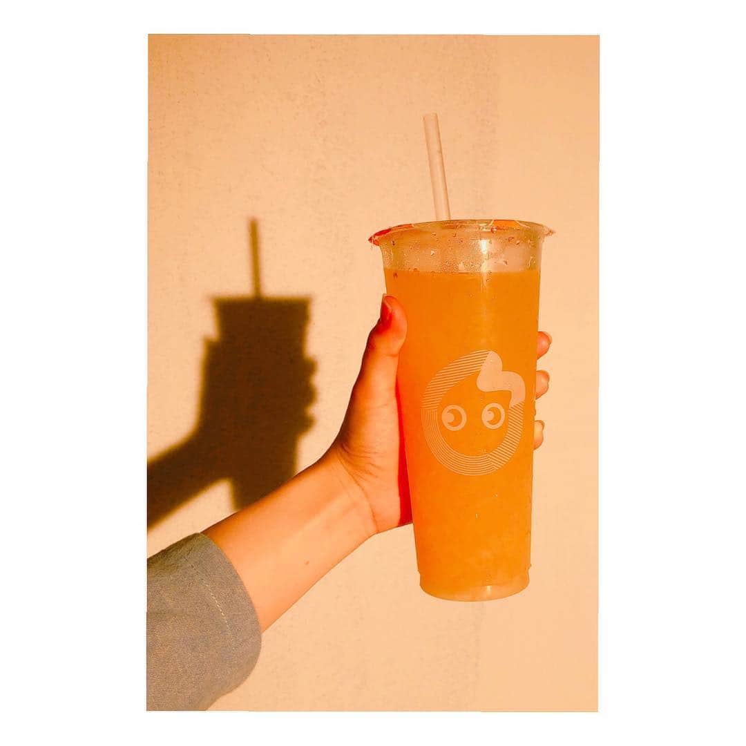 アヤカ・ウィルソンさんのインスタグラム写真 - (アヤカ・ウィルソンInstagram)「. Fresh grapefruit juice and tea🤗 This is one of my favorite drinks in Taiwan. The fresh grapefruit keeps me awake even on the tough times😁😁 . #taiwan #台湾 #グレープフルーツと紅茶 #ビタミンCたっぷり #今日もお疲れ様」4月5日 21時37分 - ayakawilson_official