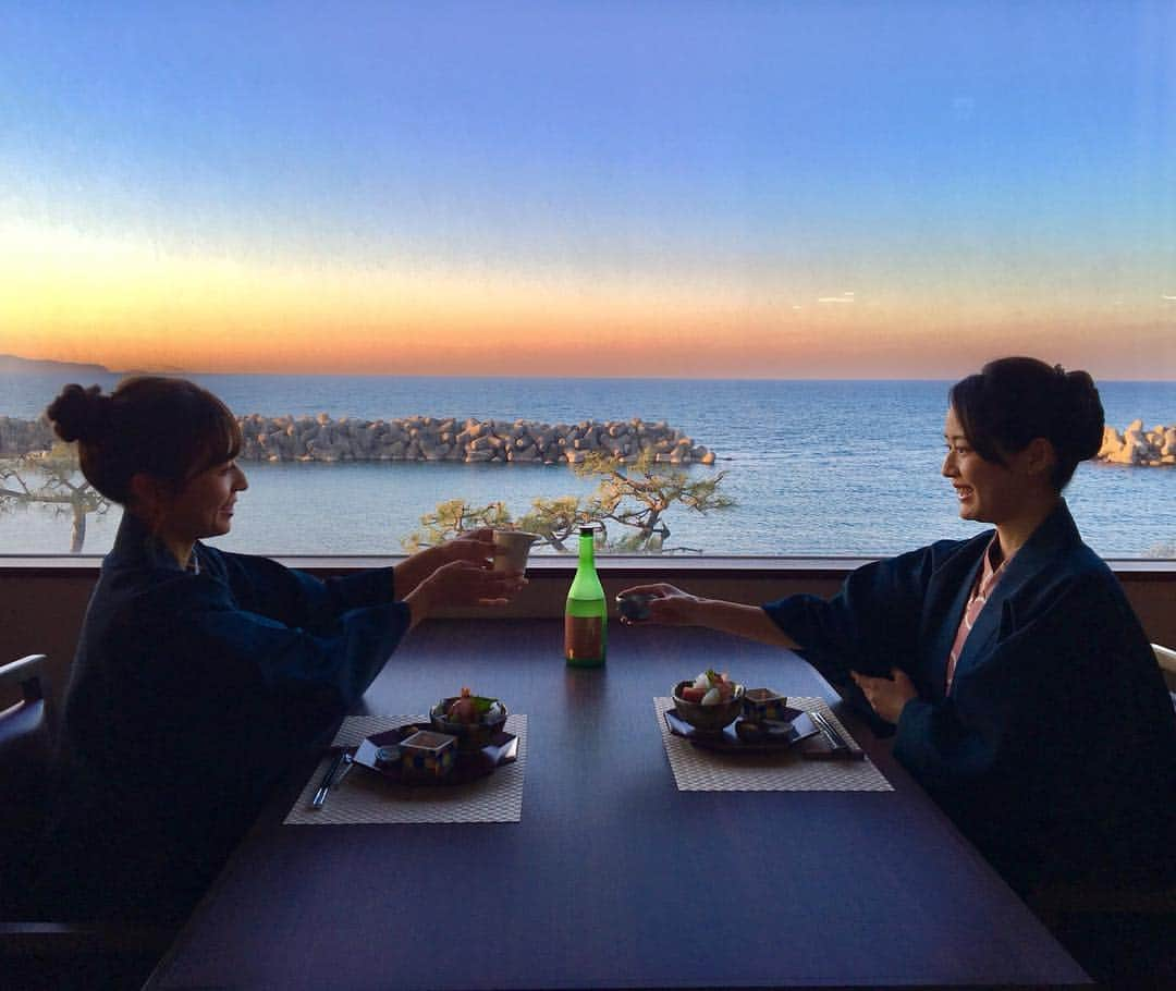 吉山りささんのインスタグラム写真 - (吉山りさInstagram)「鳥取の夕日を2人占め〜✨ かんぱーい🌇🌅 ヽ(*´∀｀)ﾉ🍶ヽ(´∀｀*)ﾉ  #撮影 #pv #海 #オーシャンビュー #温泉 #温泉女子 #浴衣 #日本酒 #🍶 #女子旅 #location #oceanview #サンセット #夕焼け #夕日 #sea #乾杯 #大人旅 #露天風呂 #hotsprings #instagood #instalike #japanesemodel #モデル #鳥取 #ana #japanesefood #sake #photography」4月5日 21時43分 - oreorerisa