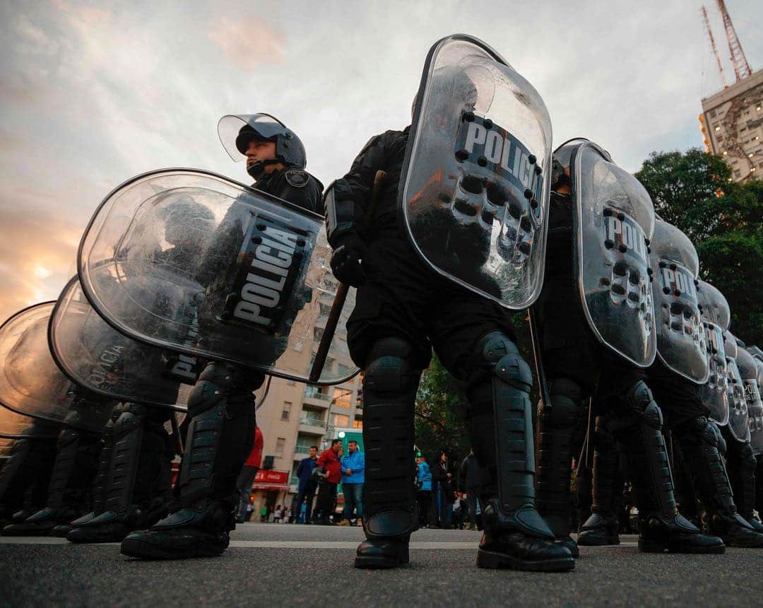 NBC Newsさんのインスタグラム写真 - (NBC NewsInstagram)「Riot #police blocked the Social Development Ministry in #BuenosAires on Thursday after demonstrators attempted to camp outside the building during a #protest called by #Argentina’s #union workers against the economic policies of President Macri. . 📷 @emiliano_lasalvia / @afpphoto」4月5日 21時43分 - nbcnews