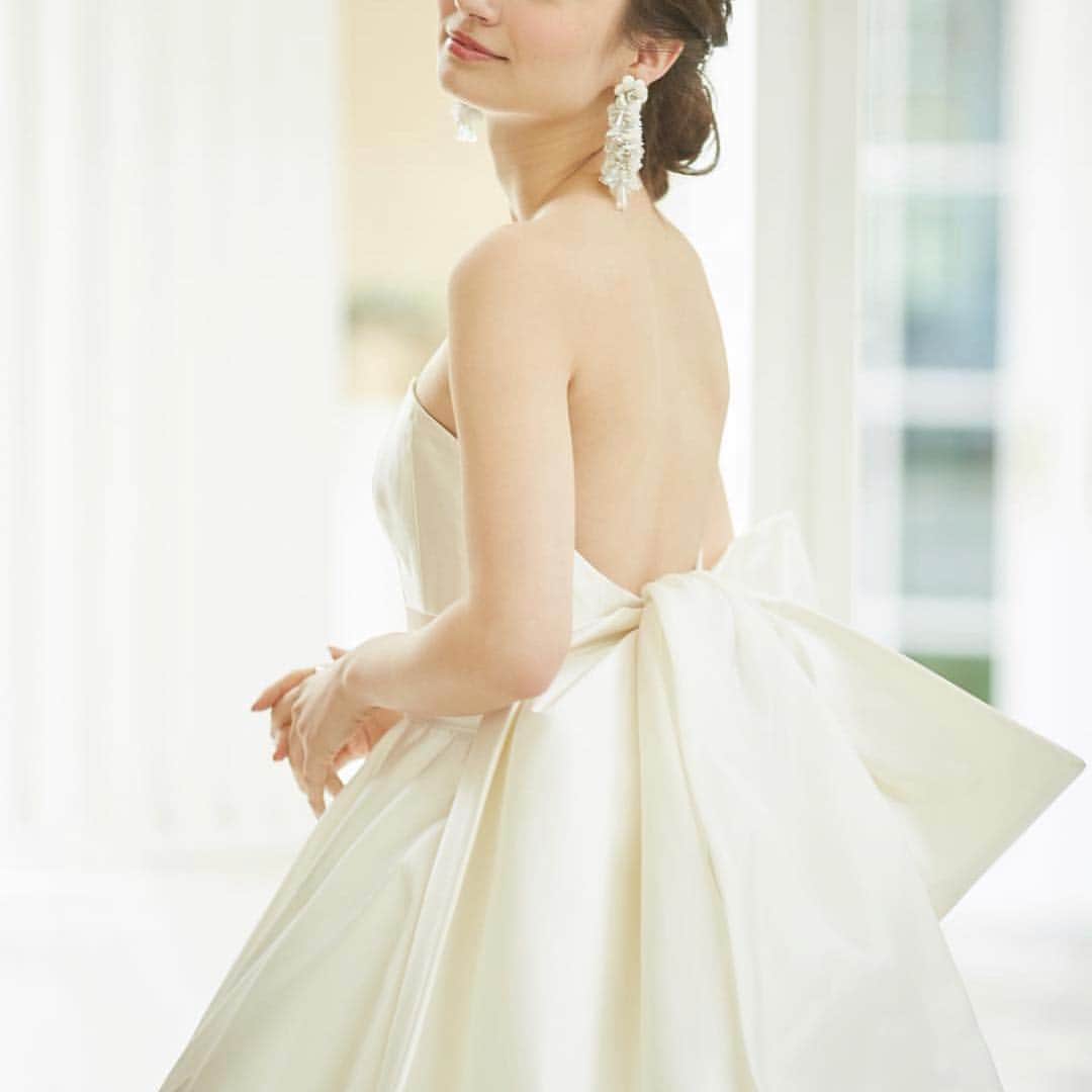 ベストブライダル公式さんのインスタグラム写真 - (ベストブライダル公式Instagram)「@bestbridal.jp 💒 ベストブライダルの花嫁さんは #ベストブライダル花嫁 #BB花嫁 にお写真を投稿してください♩ . . 大きなリボンモチーフがインパクト大🎀✨エレガントに洗練された #ウェディングドレス 💕 . 上質なシルクの光沢と、ウエストラインからアネモネのお花のように優しく広がるスカートが魅力のこちらの #ドレス 👗 . 一見シンプルですが、ポイントとなるビッグリボンと質感で、上品なゴージャスさを演出しています💐✨ . 大人可愛いウェディングにピッタリ🎵 #ドレス迷子 の花嫁さんは是非参考にしてみてくださいね💗 . photo by @destinyline_dress . . . ＼ウェディングフォト募集中❤️／ . 当アカウントでリグラムOKなベストブライダルの卒花嫁orプレ花嫁の皆様は、 #ベストブライダル花嫁 もしくは  #BB花嫁 のハッシュタグをつけて投稿をお願いします💕 . . ※BB花嫁に投稿があったお写真をリグラムする際は個別にご連絡は行っておりません🙇予めご了承ください＊* . . ＝＝＝＝＝＝＝＝＝＝＝＝ 💒ベストブライダルとは？ ＝＝＝＝＝＝＝＝＝＝＝＝ . ＊アートグレイス ＊セントグレース ＊アプローズスクエア ＊ストリングス ＊アフロディテ . など、全国（東京、横浜、浦安、千葉、仙台、名古屋、大阪、京都）でゲストハウスを運営し、多くのお客様の人生の節目となるウエディングを手がけています💕 . また、多くのお客様にお帰りいただけるレストラン、ホテルもご用意しています🍴 . . 💒【各会場のアカウントについて】 私たちの会場は @bestbridal.jp のフォロ一覧からご覧頂けます✨ . 💐【ブライダルフェアの予約について】 各会場のアカウントのプロフィールURL🔗にある会場HPからご予約いただけます✨ . . ＝＝＝＝＝＝＝＝＝＝＝＝ 💗たくさんの、LOVEを届けよう ＝＝＝＝＝＝＝＝＝＝＝＝ . #たくlove 私たちのブランドスローガンは「たくさんの、LOVEを届けよう」💕 . お客様との出会いは、一生における祝福の瞬間を祝う、始まりです。 . 私たちはお客様との出会いを大切に、おふたりの人生を祝福し続ける存在でありたいと考えています🕊 . ベストブライダルは、世の中で1番、たくさんのLOVEが届く瞬間をお祝いする企業を目指します♡ . . . #結婚式 #花嫁 #プレ花嫁 #卒花嫁 #結婚式準備 #ウェディング #ウエディング #ドレス #日本中のプレ花嫁さんと繋がりたい  #婚約指輪 #婚約 #プロポーズ #結婚式場  #2019秋婚 #2019冬婚 #2020春婚 #ウエディングドレス #プレ花嫁準備  #ag花嫁 #ドレス」4月5日 21時48分 - bestbridal.jp
