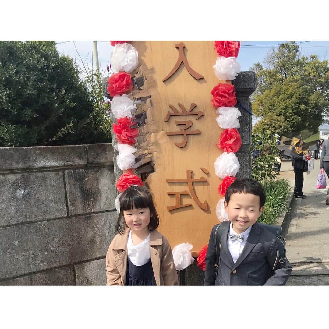 mikaさんのインスタグラム写真 - (mikaInstagram)「2019.4.5  あらた入学式🌸 天気も良くあったかくて良い日◎ 強風で校庭やばくて目が痛すぎた👁‍🗨👁‍🗨🍃 . 元気に楽しく通って、たくさんの思い出でいっぱいの6年間になりますように。ただただそれだけ。 行く道では下校中のねーさんの友達に、帰り道ではだいすきな幼稚園の先生たちに会えてチヤホヤしてもらえてとても嬉しそうだった^ ^  今日はあっくんの誕生日🐶♡ 誕生日会はまた明日🎂💕」4月5日 21時50分 - _mogmon__