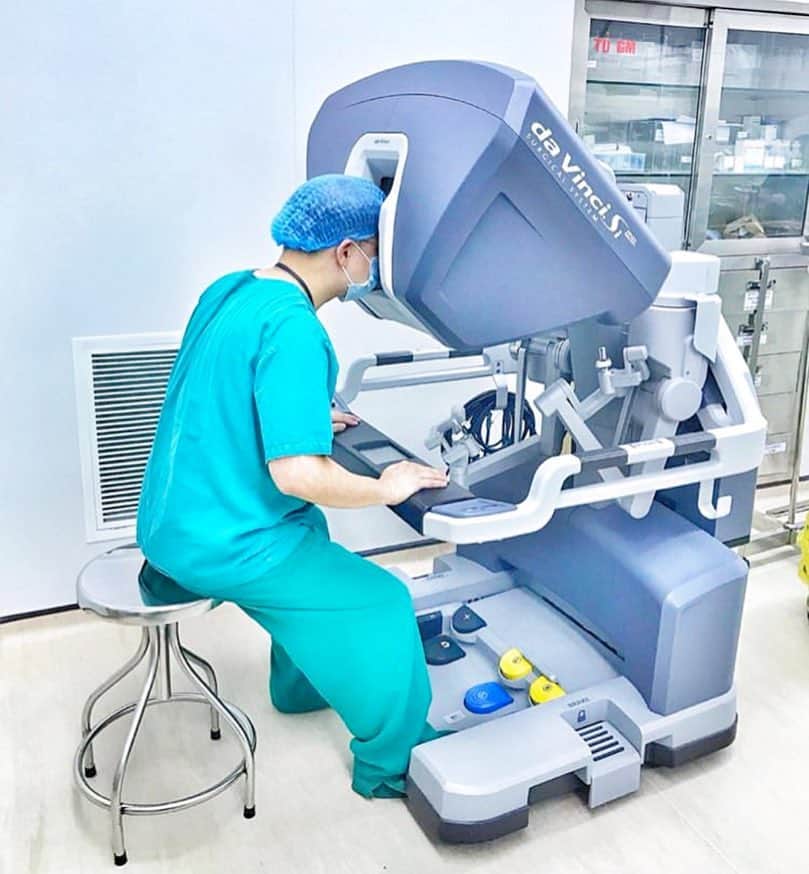 ファンクマスター・フレックスのインスタグラム：「Today I had an operation ( I was super scared) with robotic surgery! (So cool) Shout to Dr. Zemon / Dr. Contillo MILKING my insurance! (JUST KIDDING)!!! Ps. I played myself like a lil bitch today... Over excited about the ROBOT passed out super early from the Valium ( Anesthesiologists told Maria I was a “lightweight”) missed the ROBOT completely woke up SCEAMING at a 70 yr old lady “ THERES NOBODY BETTER THAN ME... THESE YOUNG BOYS AINT GOT NOTHING ON ME” - Dr said “THE YOUNG BOYS SAW YOUR ROBOT” and put me back to sleep! 🤷🏿‍♂️#NotAGoodDay #WhitePlainsHospital #StoryMariaApproved #PlayedMyself #ImGonnaMissAFewClubDates #Sike」