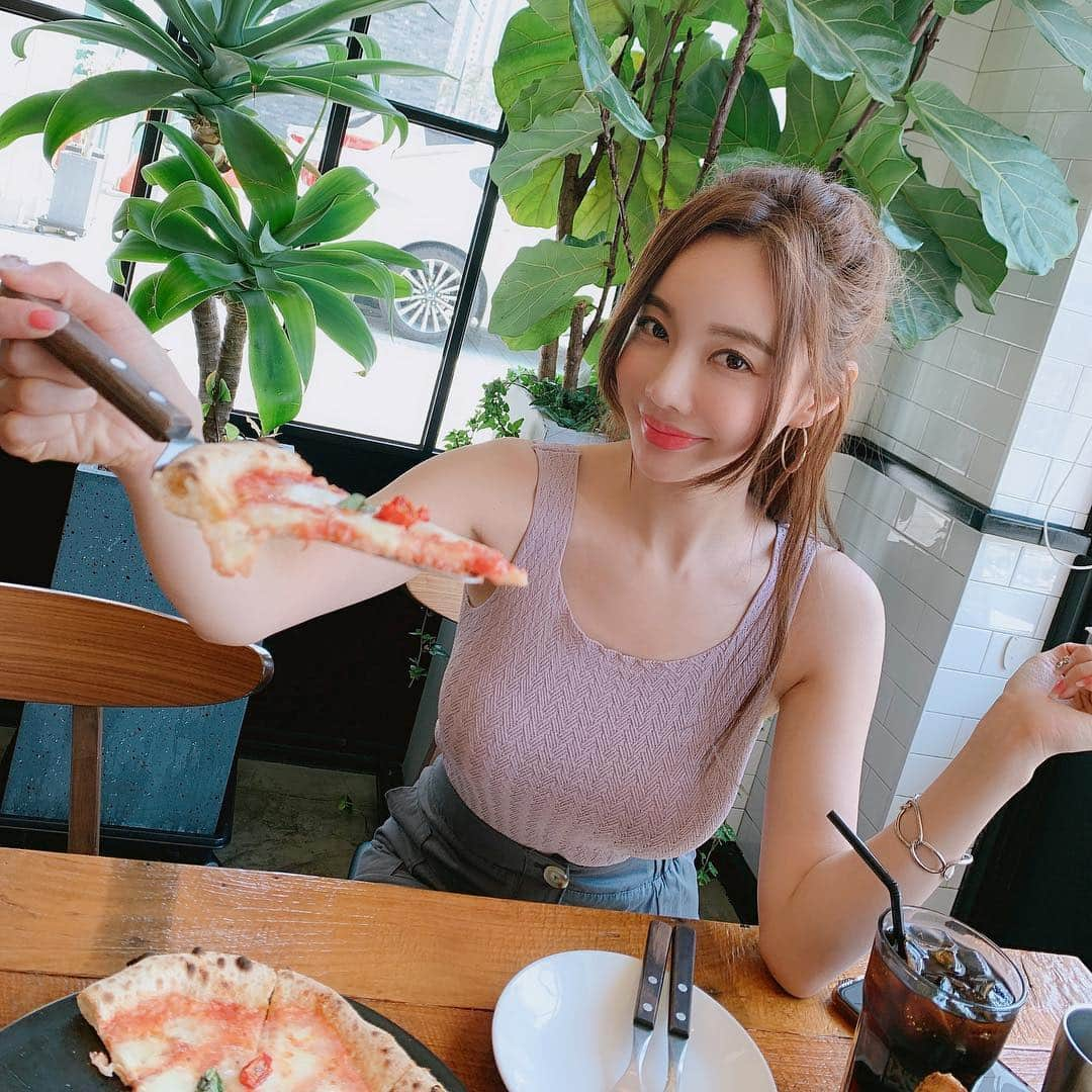 Hyemiさんのインスタグラム写真 - (HyemiInstagram)「맛점하세요오💕 예쁜 피부톤 만들어주고 피부에도 좋은 리에나비비 제가 메이크업할때 항상 사용중이랍니다 지금 공구중이예요💛 #맛점 #피자 #먹스타그램 #모델 #피팅모델 #공구 #화장품공구 #블로거 #하남 #하남카페 #데일리 #일상」4月5日 12時56分 - hinzajoa