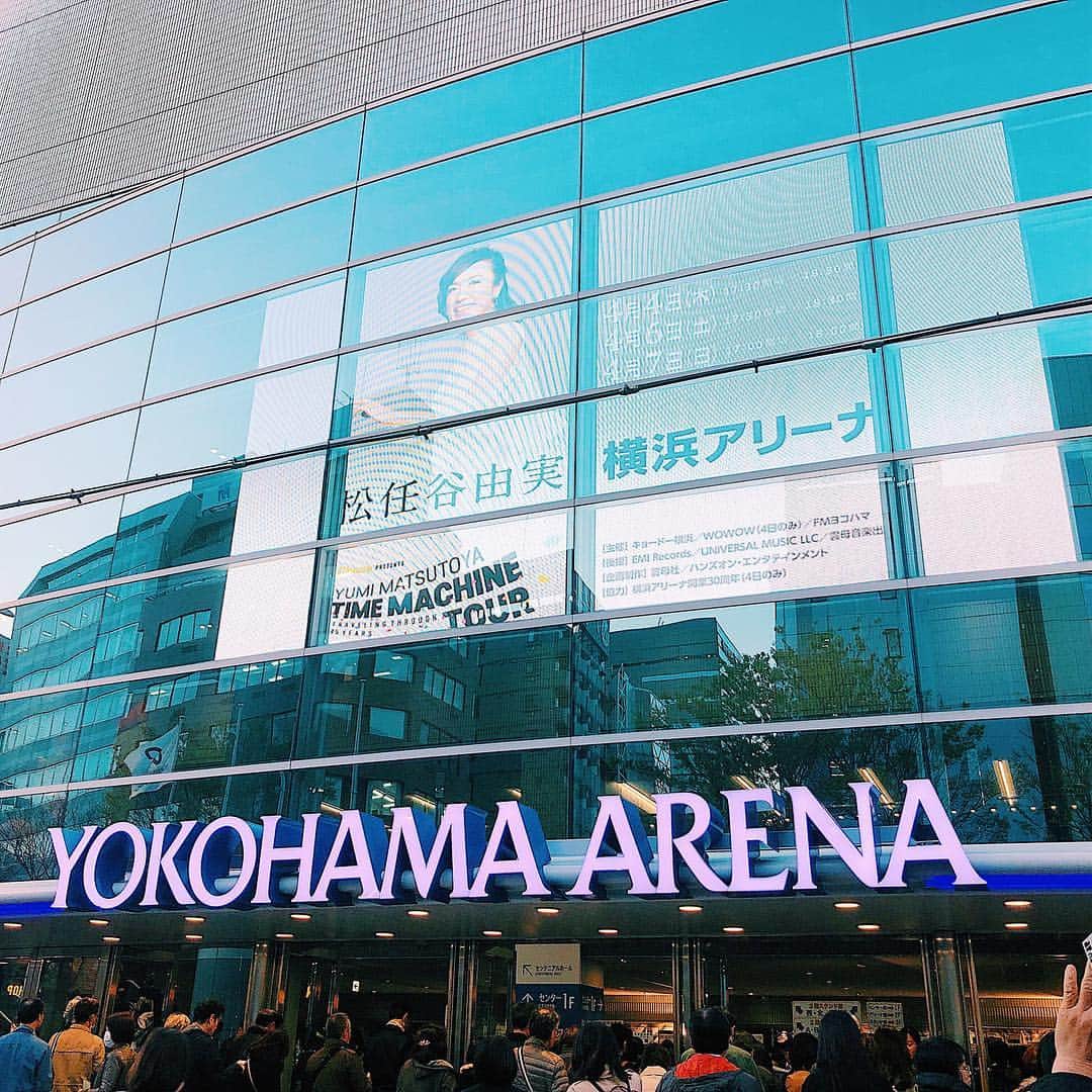 のインスタグラム：「. . 昨日はお仕事終わりにママの大好きなユーミンさんのライブに一緒に行ってきました❣️ こんなに演出に凝ったライブを観るのは初めてでした。舞台に近い感覚。発想も創造もすごく面白くてユーミンさんのエンターテイメントの世界にぐっと引き込まれて〈ひこうき雲〉と最後のご挨拶と〈やさしさに包まれたなら〉では涙が止まりませんでした。ユーミンさんの生き方にすごく感銘を受けました。 . . #timemachinetour  #松任谷由実 #ユーミン #コンサート #ライブ  #45周年 #ひこうき雲 #やさしさに包まれたなら #横浜アリーナ .」