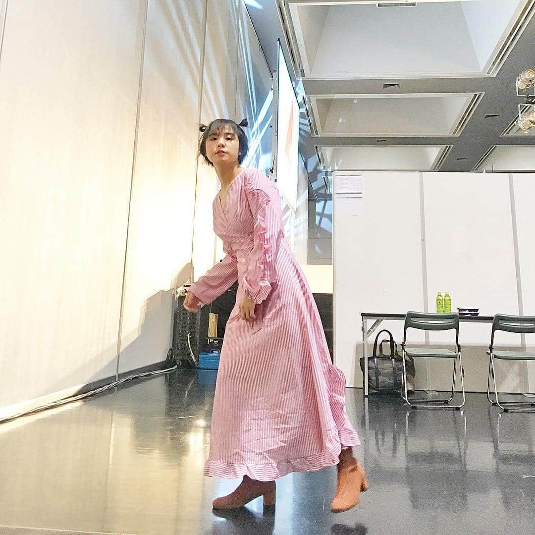 光永さんのインスタグラム写真 - (光永Instagram)「個別握手会・二部で着てたワンピースです👗🌸 これもこの日初おろし！  @fashion_addict_offical_ のセレクト！フリルとシルエットが最高かわいい〜♪ . ワンピース：#fashion_addict_offical_ ソックスブーツ：#Nwith . ストーリーズでも言いましたが、 金曜日にテレビとラジオのレギュラーが二つ決まりました！🌸🌸🌸 見てね聴いてね！ . ✅本日から！！！！！！！ 「イブ6+」 とちぎテレビ 17:59〜18:15(金曜のみ15分拡大) 第1・2・3金曜日に出演致します◎ ✅4月19日から！！！！！ 「ひなきょん☆わんぱくラジオ」 渋谷クロスfm 毎週火曜14:00〜14:50 公開生放送です🔥 . 時間が重なってるので、ラジオの方も隔週登場になると思います😣✨ そのかわり代打でNALU-SEE☆メンバーが出演いたします◎ . . #個別握手会 #coordinate #握手会#shortcut #黒髪ショート #ショートカット #京都みやこめっせ #吉本坂46」4月5日 13時01分 - hinata_official__