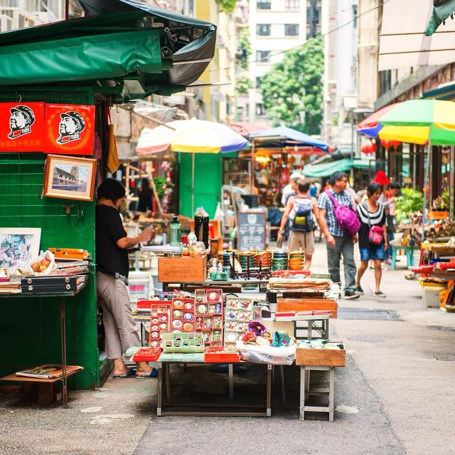 Discover Hong Kongさんのインスタグラム写真 - (Discover Hong KongInstagram)「Discover hidden gems from the local markets, antique stores and fashionable shops in Old Town Central. 探索舊城中環大小巷弄，從傳統露天市場、懷舊古玩小店及新潮概念店中，發掘無窮無盡驚喜好物！ オールド・タウン・セントラルで新旧香港の宝を発見！ #DiscoverHongKong」4月5日 13時02分 - discoverhongkong