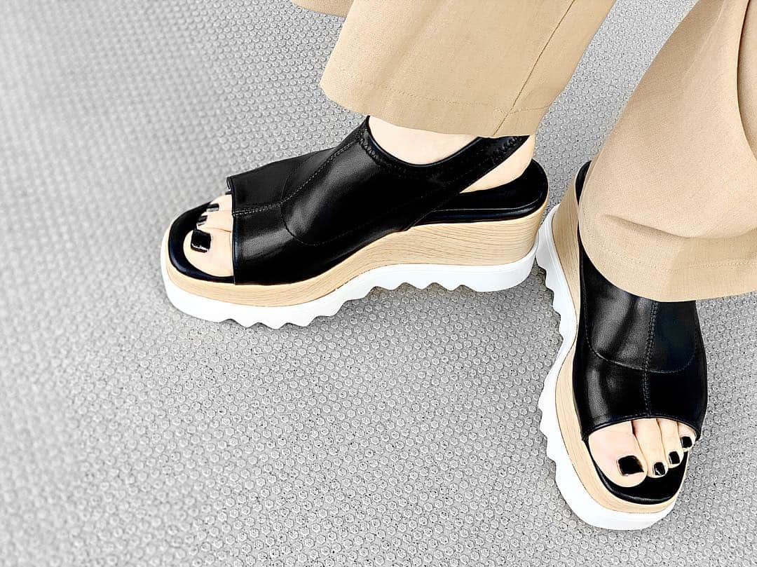 lve_xxxxのインスタグラム：「.﻿ .﻿ @amail_official ﻿ ☑︎ Jagged kaver sandal﻿ ﻿ AMAIL定番のお靴。﻿ 靴底サンダルは抑えとくべきアイテム👍✧﻿ ﻿ シークソールで歩きやすそ！﻿ 調子乗って裸足で履いてみたけど…﻿ ﻿ 震えたので結果﻿ ソックス合わせしました笑﻿ ﻿ 踵にかける部分は伸縮性あるので﻿ ソックス合わせも問題なす🍆✧﻿ ﻿ #足元倶楽部 #足もと倶楽部 ﻿ #AMAIL #アマイル﻿ #厚底サンダル #シャークソール﻿ ﻿」
