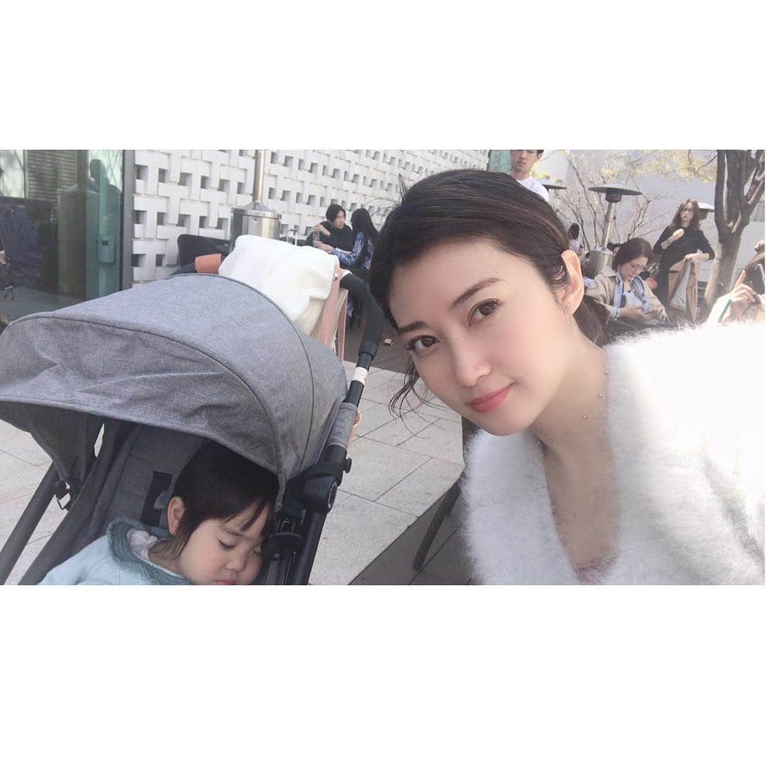 のインスタグラム：「展示会抜け出して代官山蔦屋で友達待ち。木湖すやすや。連日寒かったのに今日は暖かすぎて格好間違えたよ😂今朝の投稿取り消したい 笑  #今日のきこたま #1歳10ヶ月 #もうすぐ2歳」