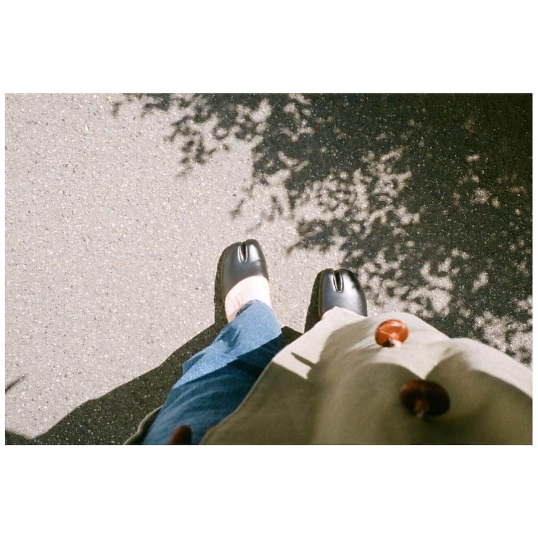小口桃子さんのインスタグラム写真 - (小口桃子Instagram)「3年間お疲れ様、そしてまた頑張ろうねのご褒美。﻿﻿ ﻿﻿ 自分を甘やかして素敵な靴を買ってやりました。﻿﻿ 履き心地最高だしローヒールが上品で程よいきちんと感も出してくれる逸品。履くとアガるなー。﻿﻿ ﻿﻿ 📷 OLYMPUS PEN EF﻿  #maisonmargiela#margiela#tabishoes#shoes#fasion#reward#ogumomofilm」4月5日 13時11分 - momoko_oguchi