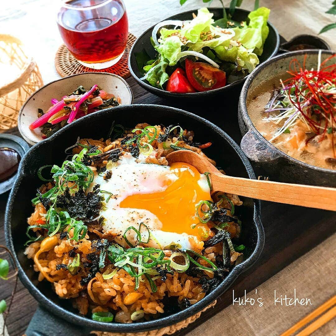 韓の食菜さんのインスタグラム写真 - (韓の食菜Instagram)「. @techuhanaさんが「韓の食菜  石焼風ビビンバ」のある食卓を投稿してくださいました♪ トッピングがベストマッチでとてもおいしそうです！ . ▼「韓の食菜」についてはこちら http://han-no-shokusai.moranbong.co.jp/ . #韓の食菜 #モランボン #ビビンバ #韓の食菜石焼風ビビンバ #韓国料理 #韓の食菜でカラフルディッシュ #おうちごはん #instafood . ------- #Repost @techuhana ・・・ こんばんは(๑･̑◡･̑๑) ・ ＊今日の晩ごはん ・ ＊ビビンバ ＊手羽元のサムゲタン風スープ ＊スイスチャードのナムル ＊チョレギサラダ ＊ルイボスティー ・ @cookingram.jp さまよりいただいた 「モランボン 韓の食菜 3種セット」の中から今日は「石焼風ビビンバ」を使った晩ごはん。 ビビンバはよく作るけど、〜の素みたいなのを使ったのは初めて。 味が濃いかも〜と思ってごはんは少し多めにしたけど、まぁなんともいいお味🤤温玉、韓国海苔、青ネギをトッピングしてコチュジャンつけて美味しくいただきました。 ・ スープは圧力鍋でこれまた簡単に！ 今日は何かと忙しかったのでほんと！助かりました(*^_^*) ・ 「モランボン×レシピブログ」のモニターコラボ企画に参加しています。 ・ #cookingram#クッキングラム#ビビンバ#韓の食菜でカラフルディッシュ#クッキングラムモニター#韓の食菜#晩ごはん#おうちごはん#うつわ好き#とりあえず野菜食#もぐもぐスプリング#ていねいな暮らし#おうちごはんlover#delistagrammer#lin_stagrammer#ouchigohanlover#dinner#foodporn#instafood」4月5日 13時13分 - hannoshokusai
