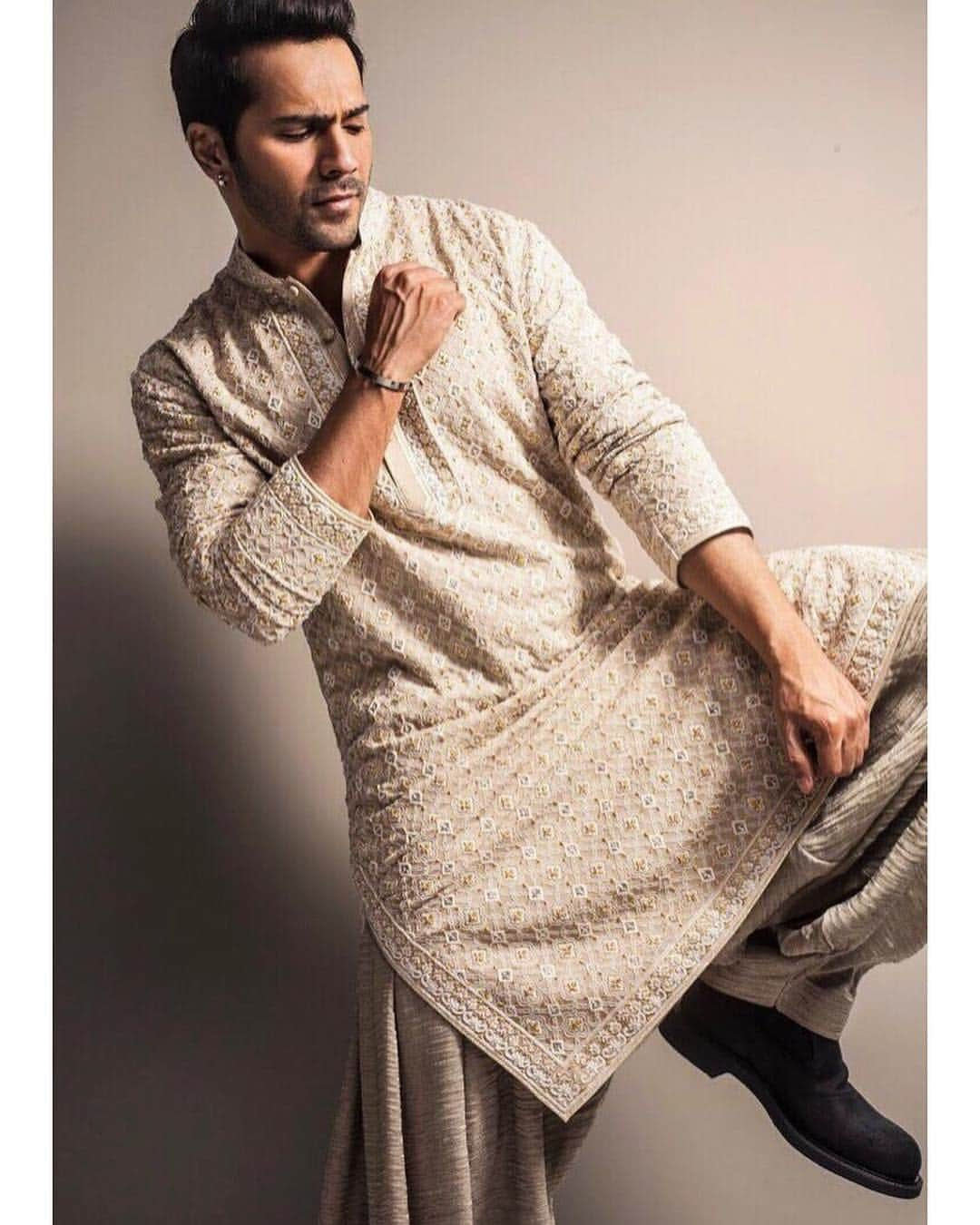 Varun Dhawanさんのインスタグラム写真 - (Varun DhawanInstagram)「ZAFAR in @abujanisandeepkhosla」4月5日 13時24分 - varundvn