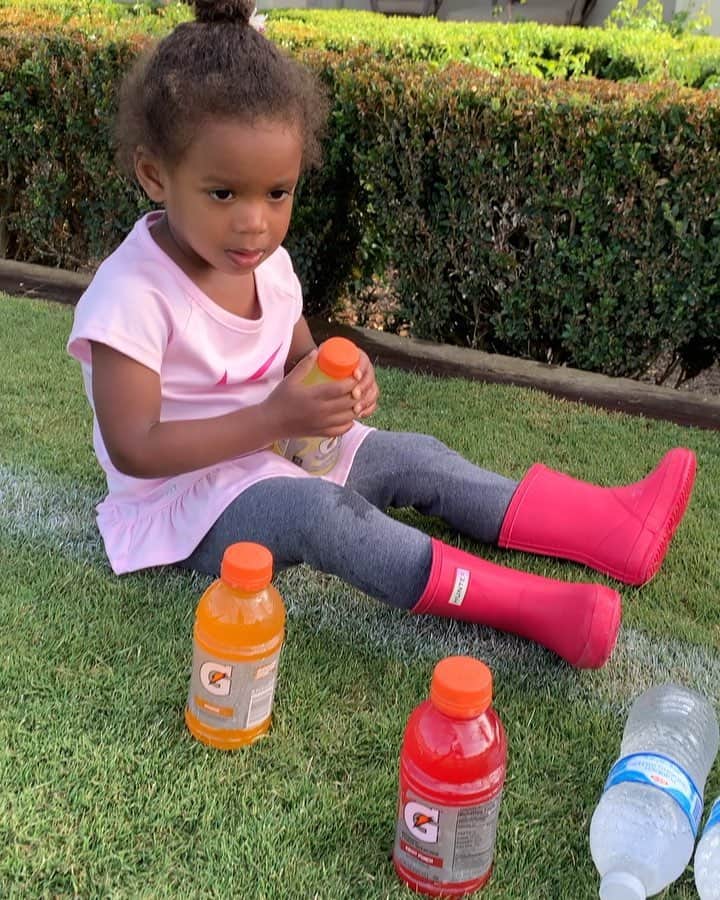 ラッセル・ウィルソンのインスタグラム：「My baby girl... my joy. My light. Hanging out with Daddy today while I workout 🏈... meanwhile baby SiSi is just focused on opening that drink! Haha 😂😍」