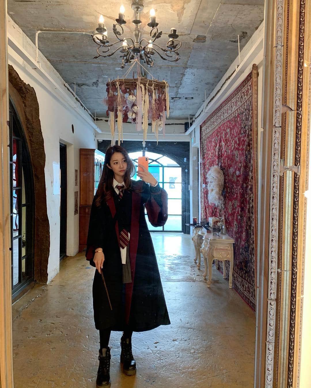 COCO さんのインスタグラム写真 - (COCO Instagram)「I have returned. #hogwarts I’m actually a #ravenclaw #😐 #ootd . This place was awesome!! Visit the king’s cross cafe in Hongdae! I reccomend their oreo tart!」4月5日 13時20分 - rilaccoco
