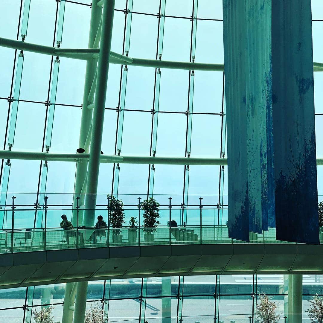 林信行のインスタグラム：「HANEDA Airport; I’ll be here three days in a row. HND>OKJ>HND>(FRA>)LIN」