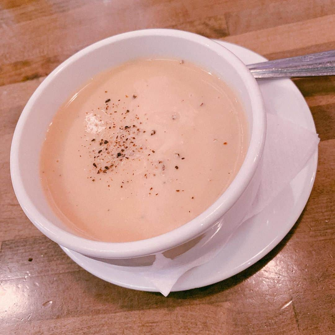 平野綾さんのインスタグラム写真 - (平野綾Instagram)「雰囲気の良い素敵なレストラン✨﻿ ご飯も美味しかったぁ💕﻿ そして満員！すごい賑わってた‼︎﻿ ﻿ サラダ美味しい‼︎﻿ ドレッシングとの絡み具合が最高！﻿ ﻿ ﻿  一緒に行ったメイクさんと、 ﻿ 自分たちだけでLIVEご飯の軽打ち上げ👍🏻﻿ ﻿ ﻿ SAPRISTI.CA﻿ 1001, RUE ST-JEAN QUEBEC﻿ #sapristibistrobar ﻿ ﻿ #canada #quebec #quebeccity﻿ #nadeshicon #nadeshicon2019﻿ #ayahirano #平野綾」4月5日 13時21分 - a_ya.hirano