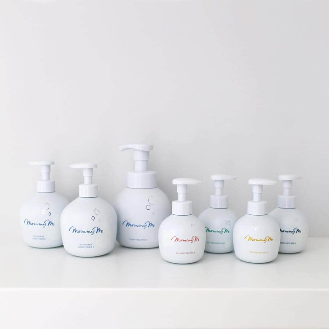 SHISEIDO THE GINZAさんのインスタグラム写真 - (SHISEIDO THE GINZAInstagram)「美肌ベースを整える「Mommy Me」のベビースキンケアは、「1. 清める」「2. 整える」「3. 守る」の3ステップ。 ・ 1. 清める：「マミーミー ピューリファイウォッシュ」（2枚目） うるおいをうばわずに、濃密なふわふわ泡で負担なく汚れをきれいに取り去る泡タイプ洗浄料。髪、顔、からだに。 ・ 2. 整える：「マミーミー インシャワーコンディショナー」（3枚目） 肌になじみやすく、ぬれた肌のすみずみまで広がり、うるおいヴェールを形成する顔 · からだ用リンス。みずみずしい感触としっとりとした感触の2タイプ。 ・ 3. 守る：四季の変化由来の肌悩みや赤ちゃんの肌タイプに寄りそったスキンケア（4枚目左から） ・ 「マミーミー バランシングミルク」 不安定になりがちな春先の肌をみずみずしくなめらかな肌に導くバランシングミルク。 ・ 「マミーミー リフレッシングジェル」 ベタつきが気になりだす夏季の肌をさっぱりとさわやかな肌に導くリフレッシングジェル。 ・ 「マミーミー リペアリングミルク」 乾燥が気になり始める秋季のカサついた肌をすみずみまでしっとりうるおわせるリペアリングミルク。 ・ 「マミーミー エンリッチドミルク」 乾燥の悩みがつきない冬季の肌にリッチなうるおい成分を届け、もっちりうるおった肌に導くエンリッチドミルク。 ・ 今も未来も健やかな毎日を。 SHISEIDO THE STORE限定で取り扱っております。  #資生堂 #shiseido #shiseidothestore #mommyme #マミーミー #ベビースキンケア #forbaby #スキンケア #skincare #子育て」4月5日 13時21分 - shiseidothestore
