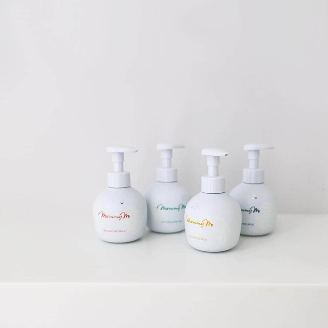 SHISEIDO THE GINZAさんのインスタグラム写真 - (SHISEIDO THE GINZAInstagram)「美肌ベースを整える「Mommy Me」のベビースキンケアは、「1. 清める」「2. 整える」「3. 守る」の3ステップ。 ・ 1. 清める：「マミーミー ピューリファイウォッシュ」（2枚目） うるおいをうばわずに、濃密なふわふわ泡で負担なく汚れをきれいに取り去る泡タイプ洗浄料。髪、顔、からだに。 ・ 2. 整える：「マミーミー インシャワーコンディショナー」（3枚目） 肌になじみやすく、ぬれた肌のすみずみまで広がり、うるおいヴェールを形成する顔 · からだ用リンス。みずみずしい感触としっとりとした感触の2タイプ。 ・ 3. 守る：四季の変化由来の肌悩みや赤ちゃんの肌タイプに寄りそったスキンケア（4枚目左から） ・ 「マミーミー バランシングミルク」 不安定になりがちな春先の肌をみずみずしくなめらかな肌に導くバランシングミルク。 ・ 「マミーミー リフレッシングジェル」 ベタつきが気になりだす夏季の肌をさっぱりとさわやかな肌に導くリフレッシングジェル。 ・ 「マミーミー リペアリングミルク」 乾燥が気になり始める秋季のカサついた肌をすみずみまでしっとりうるおわせるリペアリングミルク。 ・ 「マミーミー エンリッチドミルク」 乾燥の悩みがつきない冬季の肌にリッチなうるおい成分を届け、もっちりうるおった肌に導くエンリッチドミルク。 ・ 今も未来も健やかな毎日を。 SHISEIDO THE STORE限定で取り扱っております。  #資生堂 #shiseido #shiseidothestore #mommyme #マミーミー #ベビースキンケア #forbaby #スキンケア #skincare #子育て」4月5日 13時21分 - shiseidothestore
