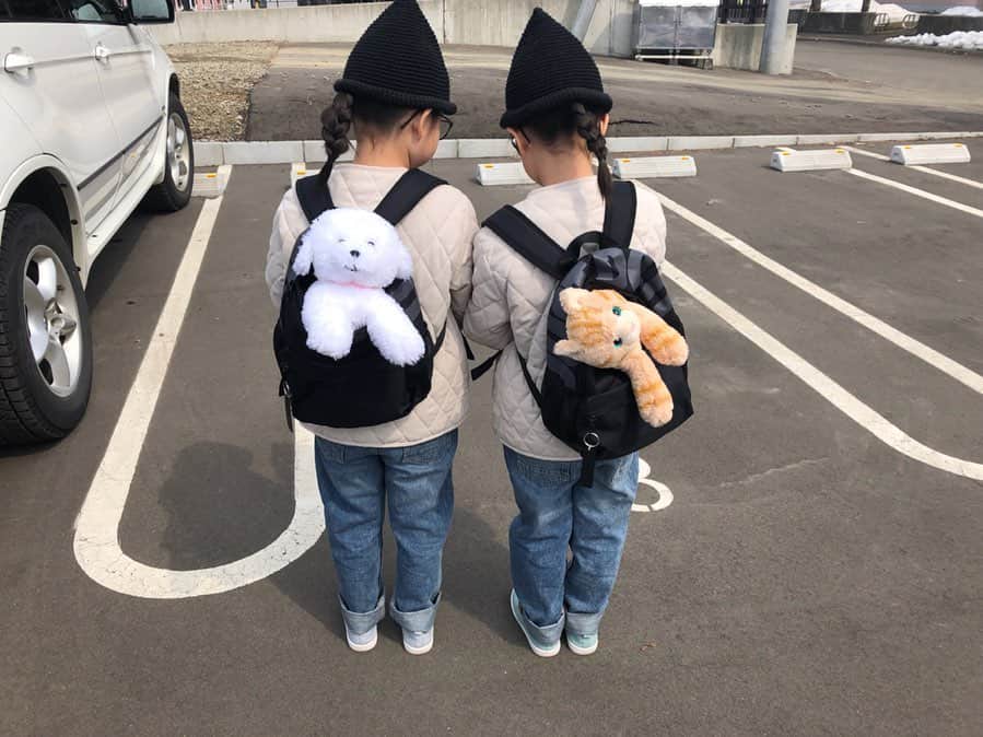 ◆miki◆さんのインスタグラム写真 - (◆miki◆Instagram)「* * 北湯沢 森のソラニワへ * 息が出来るように リュックから犬と猫はみ出させてw いざ、出発🚘 * 札幌から2時間程で ペロッと着きましたわ！ 意外と近かった * やっぱ春休みって事でこの日は満室 ごった返しておりました * もう、いい加減にして欲しい 雪 もう、お腹いっぱいだよ 雪 桜🌸見させてよ * #北湯沢  #北湯沢温泉森のソラニワ  #北湯沢温泉 #森のソラニワ #ソラニワ #旅行 #温泉旅行 #trip #鈴木家 #ののなの #双子 #ツインズ #twins #一卵性」4月5日 13時32分 - gold______star