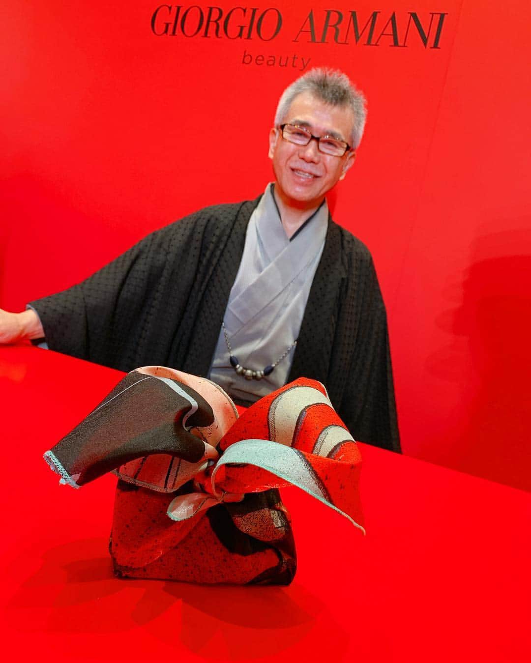 大森美知さんのインスタグラム写真 - (大森美知Instagram)「アルマーニの新作ファンデーション『パワーファブリッック』の新作お披露目会に出席しました。 明治記念館という素敵な場所へ🎌🌸 自分のお肌にあった色を選んで頂き、 コンパクトに名前を入れて頂きました❤️ 薄づきなのに、カバー力がしっかりしてて ピタッと馴染みがよくてハマりそう✨！ 歴史ある素敵な場所で🌸 この日の為に作られた風呂敷に包んで 先生から色々な歴史の話しがきけて帰りました🌸 今日きてる私服も 全身 @armani で 合わせてみました👠💄 新作ファンデーション是非みなさんも CHECKしてみてください❤️✔️ ________________________________ #takethepower #powerfabric #armanibeauty #giorgioarmani #明治記念館 #beauty #michi #足の筋肉」4月5日 13時26分 - michi_oomori_official