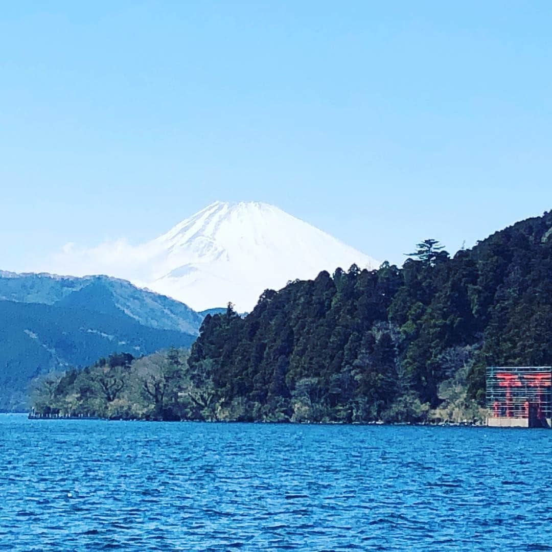 原日出子さんのインスタグラム写真 - (原日出子Instagram)「昨日の芦ノ湖。 富士山 綺麗でした💖 #箱根旅行 #孫孝行 #温泉大好き #芦ノ湖」4月5日 13時26分 - hara_hideko