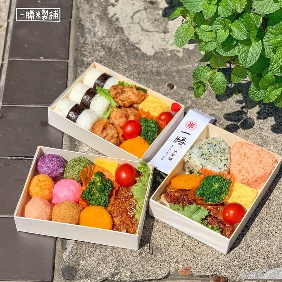 4foodie, for foodieさんのインスタグラム写真 - (4foodie, for foodieInstagram)「感謝 @eden_0522 的分享🙏🏻 🔹標記 #4foodieforfoodie 就有機會讓我們分享你的文章哦🔹 📍Taoyuan, Taiwan  ㄧ勝米製舖/ 以下餐點及價位 櫻の弁当 / $100 美味程度：🌕🌕🌕🌕🌑 💡補充💡六種不同口味的小飯糰紫薯、地瓜、花生、魚鬆有兩款、海苔,味道稍微偏淡一些,烤雞腿排搭配著吃鹹度剛剛好。 桃の弁当 / $100 美味程度：🌕🌕🌕🌕🌑 💡補充💡看似普通的飯糰淋上烏梅醬汁吃起來清爽感,唐揚炸雞吃起來酥脆多汁又嫩喔！ 楓の弁当 / $100 美味程度：🌕🌕🌕🌕🌑 整體 環境衛生：🌕🌕🌕🌕🌗 服務態度：🌕🌕🌕🌕🌗 - 再訪意願：🌕🌕🌕🌕🌑 🗺‪桃園市桃園區縣府路218號‬ ☎️‪03-3311018‬ - ⏰‪桃園市桃園區縣府路218號‬ 💡補充💡桃園的朋友們～ 新開幕不久的ㄧ勝米製舖主要販售熟食日式便當,對於剛從日本剛回來的我真的很有感觸,因為日本的便當真的很好吃😝 老闆跟老闆娘因為很常去日本遊玩,把日本當地特色便當帶回台灣研發 別於一般上班族平常吃的燒臘店,真的另有一番風味😘 不僅好吃！開動前拍一張美照給其他朋友炫耀一下今日午餐是不是很開心呢！  #4foodie #4foodiein桃園 #桃園美食 #台灣美食  #平價美食 #日式便當 #ㄧ勝米製舖 #bento #japanesebento #飯糰 #taiwanfood ©版權所有，不得轉載copyrights reserved」4月5日 13時28分 - 4foodie