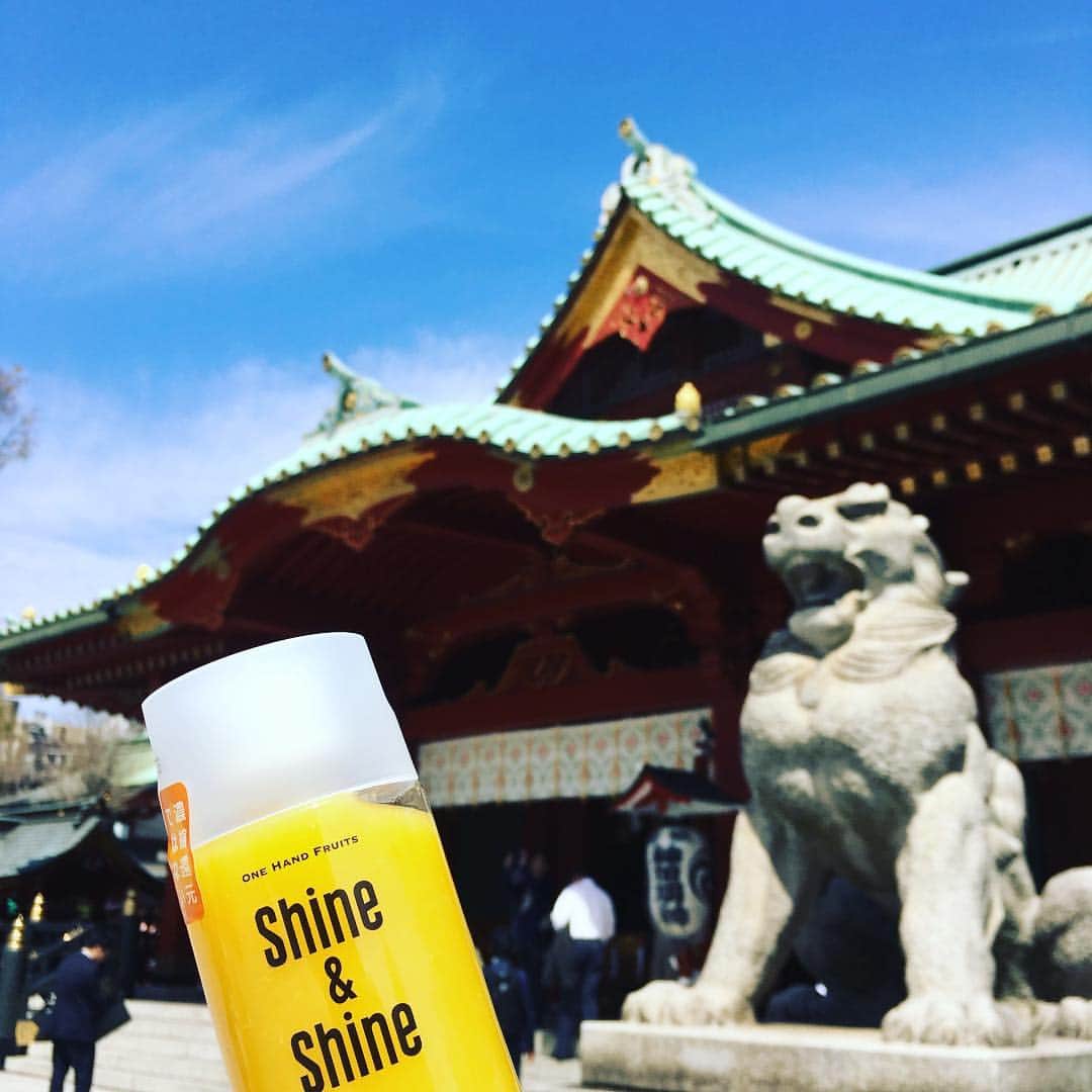 Shine&Shineのインスタグラム：「今週は寒い日もありましたが、週末は絶好の行楽日和ですね☀️😍☀️﻿ ﻿ 花見や散歩など、Shine&Shineを持ってお出かけしてもらえると嬉しいです！﻿ ﻿ きっと気持ちがあがるはず😊﻿ ﻿ #shineandshine﻿ #onehandfruit﻿ #濃縮還元ではない﻿ #ストレート果汁飲料﻿ #ファミリーマート様で4月8日までセール実施中﻿ #桜舞う神田明神﻿」