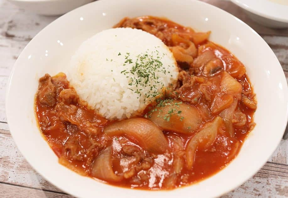 下田奈奈さんのインスタグラム写真 - (下田奈奈Instagram)「* いつかの晩ご飯🍛💕 ・ ✔︎ハヤシライス ✔︎カブのポタージュ ✔︎マッシュルームとベーコントッピングのサラダ ・ ✏︎ハヤシライス ①新玉ねぎ1〜2個くし切り、牛肉切り落とし200gを大きめの一口大、マッシュルーム5個程度を薄切りにする。 ②フライパンにバターを入れて、玉ねぎと牛肉を炒める。途中でマッシュルームも入れる。お好みでほんのり塩胡椒。 ③小麦粉大さじ2を加えて炒めてなじませる。 ④トマトジュースとお水それぞれ1カップ。ウスターソースとケチャップ大さじ1。コンソメとローリエを入れ、蓋を開けたまま30分程度時々かき混ぜながら弱火で煮詰める。 ・ サラダは、ハヤシライスの余りのマッシュルームとベーコンをバターで炒めてトッピング。モリモリ食べれる美味しいサラダに🥗✨ ・ カブのポタージュは弱った胃に優しいのでヘビロテしまくりです😂 ・ #おうちごはん #お家ご飯 #簡単ごはん #簡単晩ご飯 #簡単レシピ #時短レシピ #ハヤシライス #サラダ #カブのポタージュ #クッキングラム #デリスタグラマー #奈奈メシ」4月5日 13時42分 - shimodanana