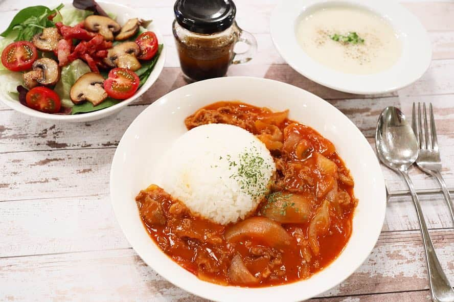 下田奈奈さんのインスタグラム写真 - (下田奈奈Instagram)「* いつかの晩ご飯🍛💕 ・ ✔︎ハヤシライス ✔︎カブのポタージュ ✔︎マッシュルームとベーコントッピングのサラダ ・ ✏︎ハヤシライス ①新玉ねぎ1〜2個くし切り、牛肉切り落とし200gを大きめの一口大、マッシュルーム5個程度を薄切りにする。 ②フライパンにバターを入れて、玉ねぎと牛肉を炒める。途中でマッシュルームも入れる。お好みでほんのり塩胡椒。 ③小麦粉大さじ2を加えて炒めてなじませる。 ④トマトジュースとお水それぞれ1カップ。ウスターソースとケチャップ大さじ1。コンソメとローリエを入れ、蓋を開けたまま30分程度時々かき混ぜながら弱火で煮詰める。 ・ サラダは、ハヤシライスの余りのマッシュルームとベーコンをバターで炒めてトッピング。モリモリ食べれる美味しいサラダに🥗✨ ・ カブのポタージュは弱った胃に優しいのでヘビロテしまくりです😂 ・ #おうちごはん #お家ご飯 #簡単ごはん #簡単晩ご飯 #簡単レシピ #時短レシピ #ハヤシライス #サラダ #カブのポタージュ #クッキングラム #デリスタグラマー #奈奈メシ」4月5日 13時42分 - shimodanana