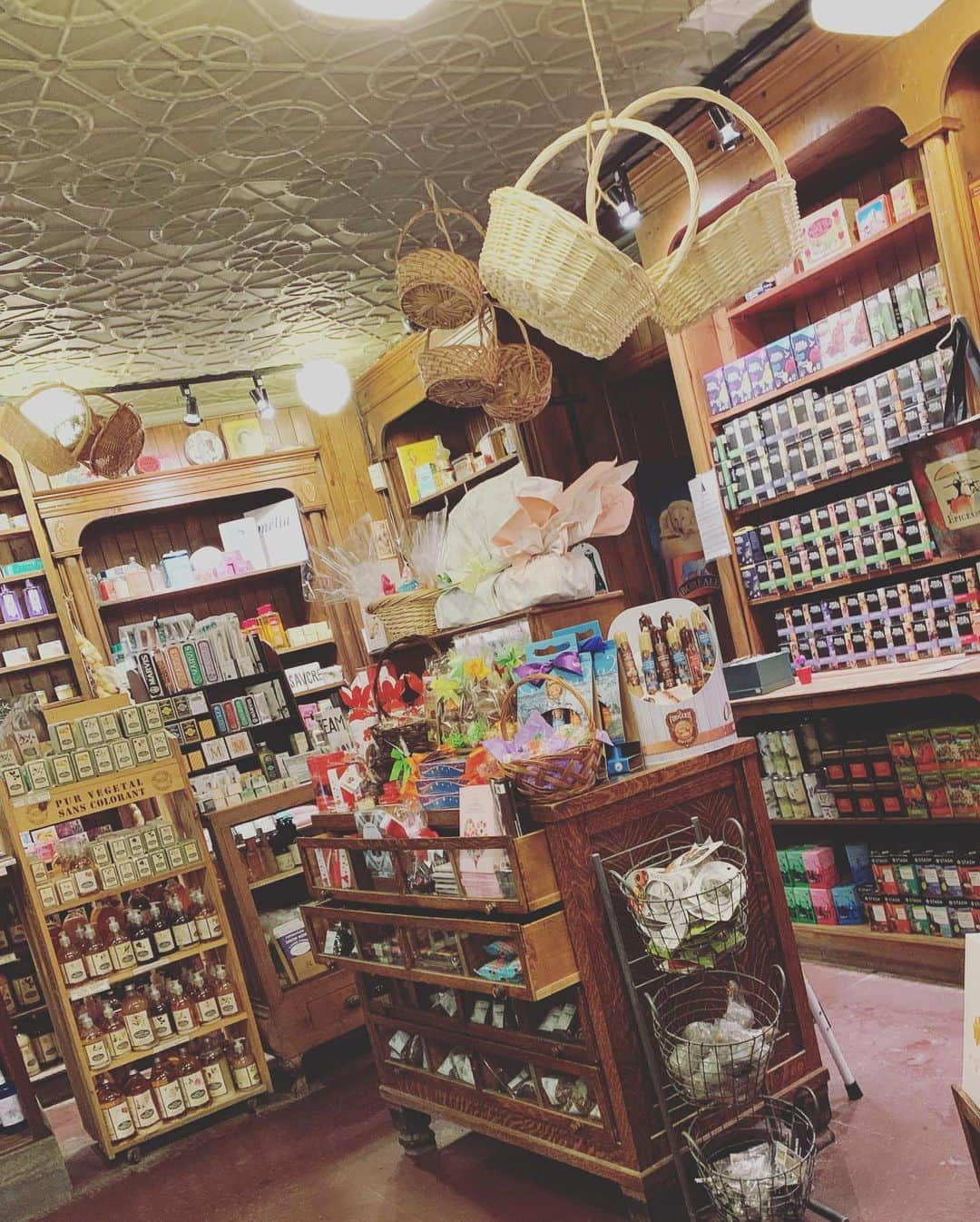 平野綾さんのインスタグラム写真 - (平野綾Instagram)「Quebec cityの中で一番歴史のあるスーパー的なお店。﻿ ﻿ なぁ〜んでもある！安い！ お店のディスプレイが可愛い😍💕﻿ お土産は全部ここで買いました✨﻿ メープルシロップとかメープルシロップとかメープルシロップ……笑。﻿ ﻿ お店の人たちみんな素敵だったぁ💓﻿ いっぱい話してくれました😊﻿ ﻿ ﻿ J.A.MOISAN﻿ EPICERIE J.A.MOISAN﻿ 699 RUE ST JEAN﻿ Quebec, G1R 1P7﻿ #jamoisan ﻿ ﻿ #canada #quebec #quebeccity﻿ #nadeshicon #nadeshicon2019﻿ #ayahirano #平野綾」4月5日 13時35分 - a_ya.hirano