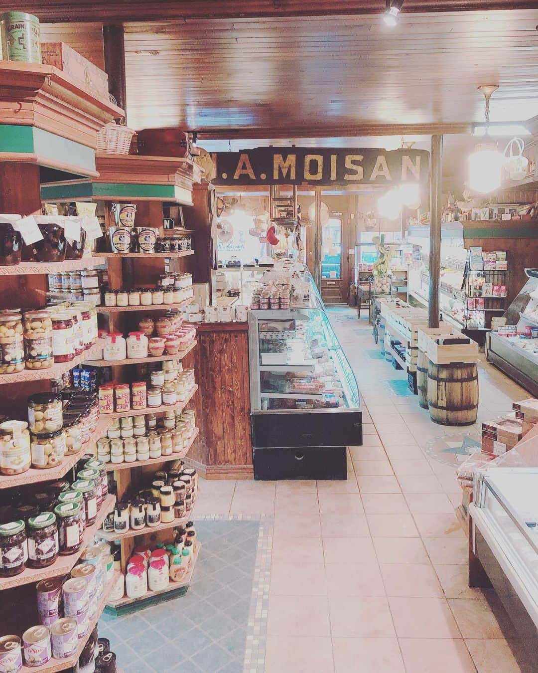 平野綾さんのインスタグラム写真 - (平野綾Instagram)「Quebec cityの中で一番歴史のあるスーパー的なお店。﻿ ﻿ なぁ〜んでもある！安い！ お店のディスプレイが可愛い😍💕﻿ お土産は全部ここで買いました✨﻿ メープルシロップとかメープルシロップとかメープルシロップ……笑。﻿ ﻿ お店の人たちみんな素敵だったぁ💓﻿ いっぱい話してくれました😊﻿ ﻿ ﻿ J.A.MOISAN﻿ EPICERIE J.A.MOISAN﻿ 699 RUE ST JEAN﻿ Quebec, G1R 1P7﻿ #jamoisan ﻿ ﻿ #canada #quebec #quebeccity﻿ #nadeshicon #nadeshicon2019﻿ #ayahirano #平野綾」4月5日 13時35分 - a_ya.hirano