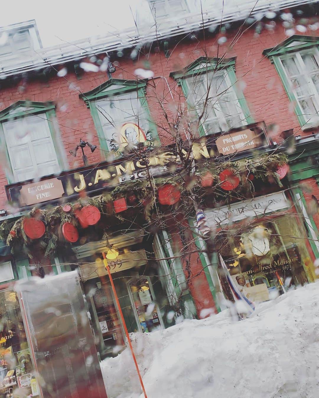 平野綾さんのインスタグラム写真 - (平野綾Instagram)「Quebec cityの中で一番歴史のあるスーパー的なお店。﻿ ﻿ なぁ〜んでもある！安い！ お店のディスプレイが可愛い😍💕﻿ お土産は全部ここで買いました✨﻿ メープルシロップとかメープルシロップとかメープルシロップ……笑。﻿ ﻿ お店の人たちみんな素敵だったぁ💓﻿ いっぱい話してくれました😊﻿ ﻿ ﻿ J.A.MOISAN﻿ EPICERIE J.A.MOISAN﻿ 699 RUE ST JEAN﻿ Quebec, G1R 1P7﻿ #jamoisan ﻿ ﻿ #canada #quebec #quebeccity﻿ #nadeshicon #nadeshicon2019﻿ #ayahirano #平野綾」4月5日 13時35分 - a_ya.hirano