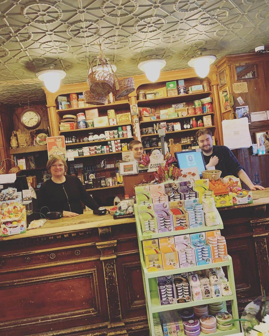 平野綾さんのインスタグラム写真 - (平野綾Instagram)「Quebec cityの中で一番歴史のあるスーパー的なお店。﻿ ﻿ なぁ〜んでもある！安い！ お店のディスプレイが可愛い😍💕﻿ お土産は全部ここで買いました✨﻿ メープルシロップとかメープルシロップとかメープルシロップ……笑。﻿ ﻿ お店の人たちみんな素敵だったぁ💓﻿ いっぱい話してくれました😊﻿ ﻿ ﻿ J.A.MOISAN﻿ EPICERIE J.A.MOISAN﻿ 699 RUE ST JEAN﻿ Quebec, G1R 1P7﻿ #jamoisan ﻿ ﻿ #canada #quebec #quebeccity﻿ #nadeshicon #nadeshicon2019﻿ #ayahirano #平野綾」4月5日 13時35分 - a_ya.hirano