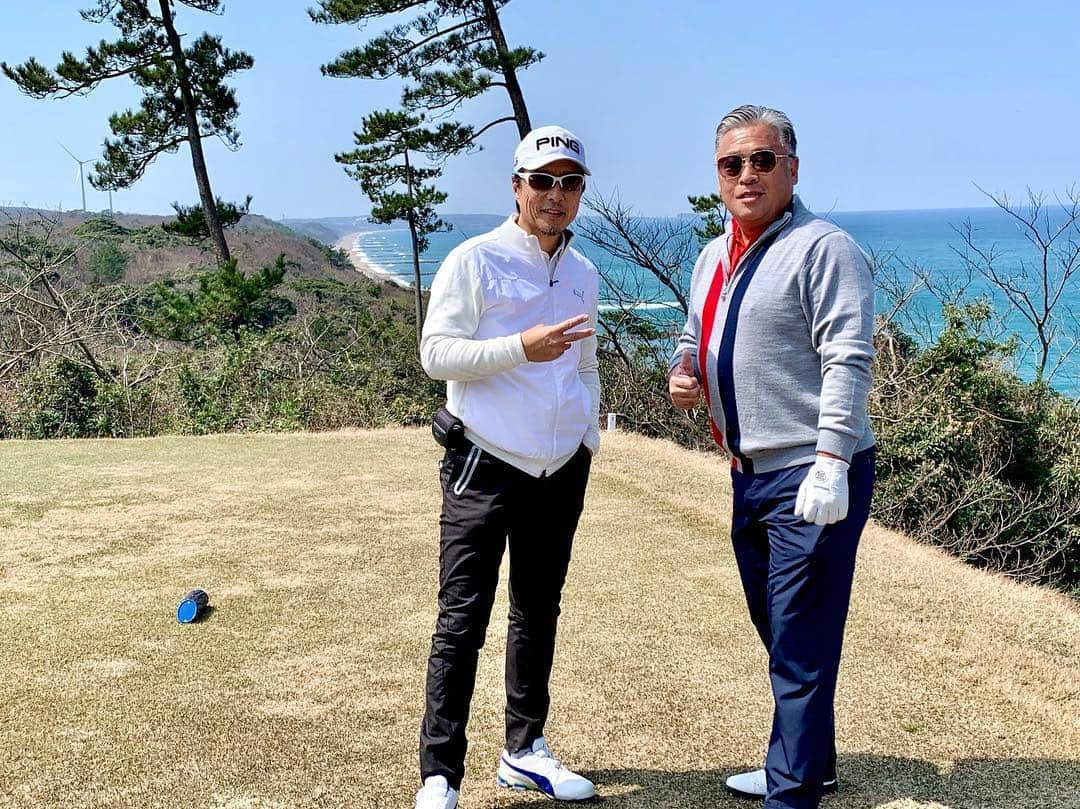 黒田アーサーさんのインスタグラム写真 - (黒田アーサーInstagram)「昨日は福井の名門芦原ゴルフクラブ⛳️をラウンドして来ました！海が見渡せる素晴らしいコース💕ただ海風が強く吹くと難易度アップ⤴️綺麗だけどとてもタフなコースです！2023年には日本女子オープンが開催される予定です😉また是非プレイしたいコースでした😊👍#ゴルフ #golf #福井 #芦原ゴルフクラブ海コース #名門コース#黒田アーサー#kurodaarthur #辻広社長#辻広組#ping #g410 #pumagolf#iomicsunglass  #배우 #쿠로다아사#일본배우#골프 #핑골프」4月5日 13時49分 - kuroda_arthur