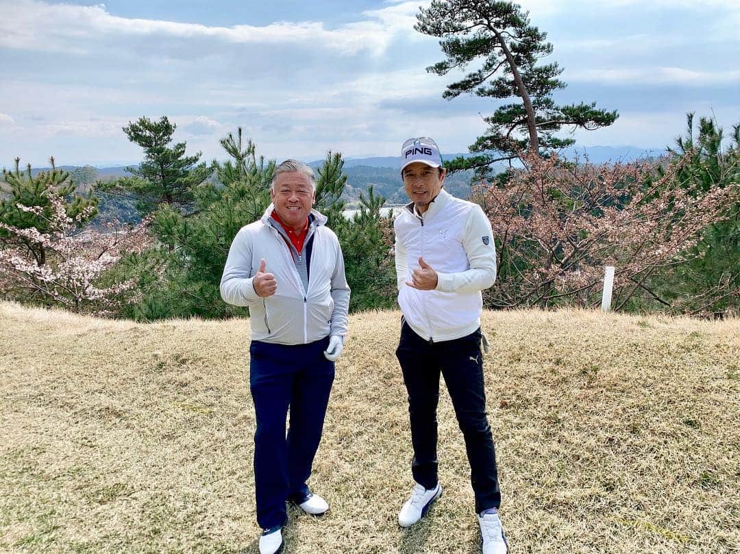 黒田アーサーさんのインスタグラム写真 - (黒田アーサーInstagram)「昨日は福井の名門芦原ゴルフクラブ⛳️をラウンドして来ました！海が見渡せる素晴らしいコース💕ただ海風が強く吹くと難易度アップ⤴️綺麗だけどとてもタフなコースです！2023年には日本女子オープンが開催される予定です😉また是非プレイしたいコースでした😊👍#ゴルフ #golf #福井 #芦原ゴルフクラブ海コース #名門コース#黒田アーサー#kurodaarthur #辻広社長#辻広組#ping #g410 #pumagolf#iomicsunglass  #배우 #쿠로다아사#일본배우#골프 #핑골프」4月5日 13時49分 - kuroda_arthur
