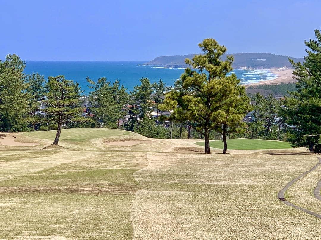 黒田アーサーさんのインスタグラム写真 - (黒田アーサーInstagram)「昨日は福井の名門芦原ゴルフクラブ⛳️をラウンドして来ました！海が見渡せる素晴らしいコース💕ただ海風が強く吹くと難易度アップ⤴️綺麗だけどとてもタフなコースです！2023年には日本女子オープンが開催される予定です😉また是非プレイしたいコースでした😊👍#ゴルフ #golf #福井 #芦原ゴルフクラブ海コース #名門コース#黒田アーサー#kurodaarthur #辻広社長#辻広組#ping #g410 #pumagolf#iomicsunglass  #배우 #쿠로다아사#일본배우#골프 #핑골프」4月5日 13時49分 - kuroda_arthur