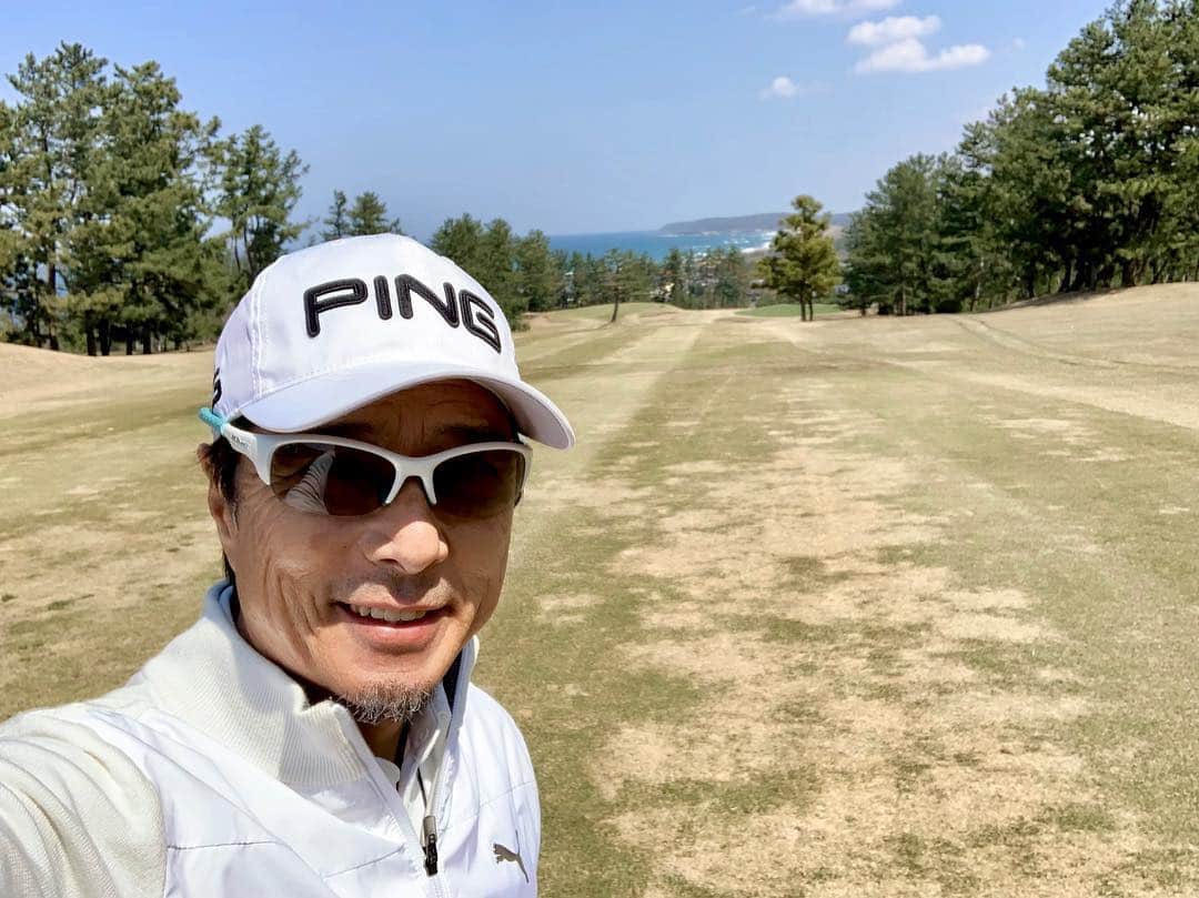 黒田アーサーさんのインスタグラム写真 - (黒田アーサーInstagram)「昨日は福井の名門芦原ゴルフクラブ⛳️をラウンドして来ました！海が見渡せる素晴らしいコース💕ただ海風が強く吹くと難易度アップ⤴️綺麗だけどとてもタフなコースです！2023年には日本女子オープンが開催される予定です😉また是非プレイしたいコースでした😊👍#ゴルフ #golf #福井 #芦原ゴルフクラブ海コース #名門コース#黒田アーサー#kurodaarthur #辻広社長#辻広組#ping #g410 #pumagolf#iomicsunglass  #배우 #쿠로다아사#일본배우#골프 #핑골프」4月5日 13時49分 - kuroda_arthur