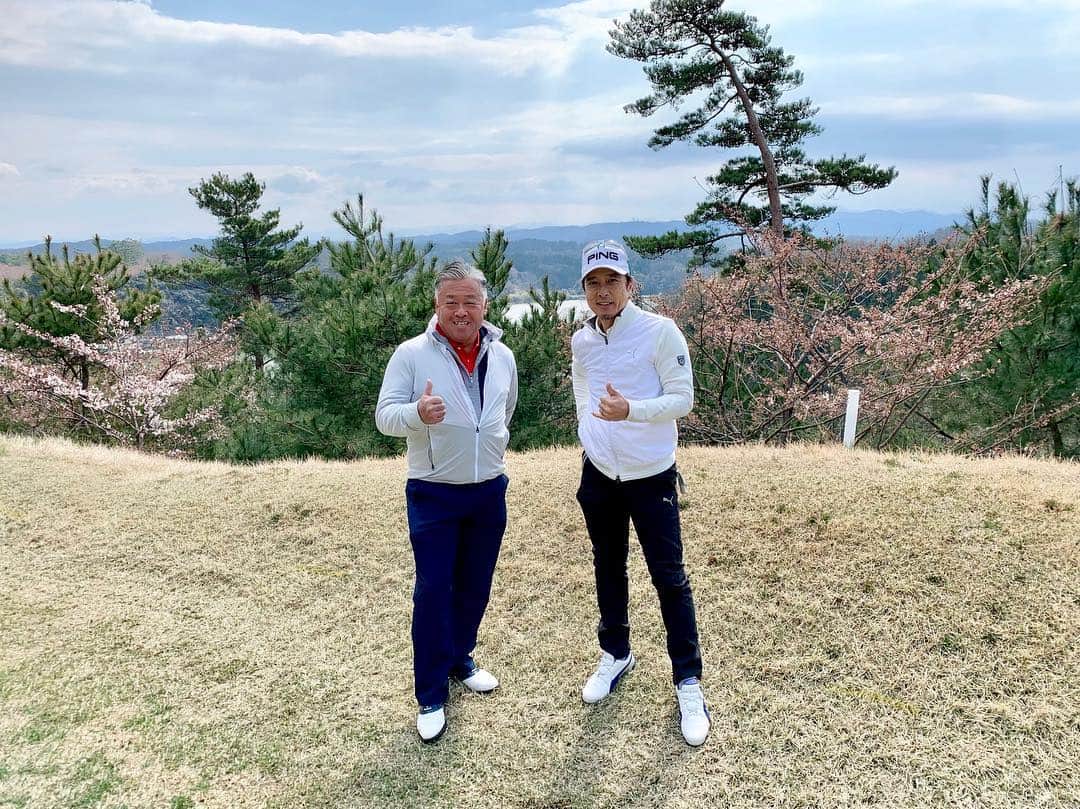 黒田アーサーさんのインスタグラム写真 - (黒田アーサーInstagram)「昨日は福井の名門芦原ゴルフクラブ⛳️をラウンドして来ました！海が見渡せる素晴らしいコース💕ただ海風が強く吹くと難易度アップ⤴️綺麗だけどとてもタフなコースです！2023年には日本女子オープンが開催される予定です😉また是非プレイしたいコースでした😊👍#ゴルフ #golf #福井 #芦原ゴルフクラブ海コース #名門コース#黒田アーサー#kurodaarthur #辻広社長#辻広組#ping #g410 #pumagolf#iomicsunglass  #배우 #쿠로다아사#일본배우#골프 #핑골프」4月5日 13時49分 - kuroda_arthur
