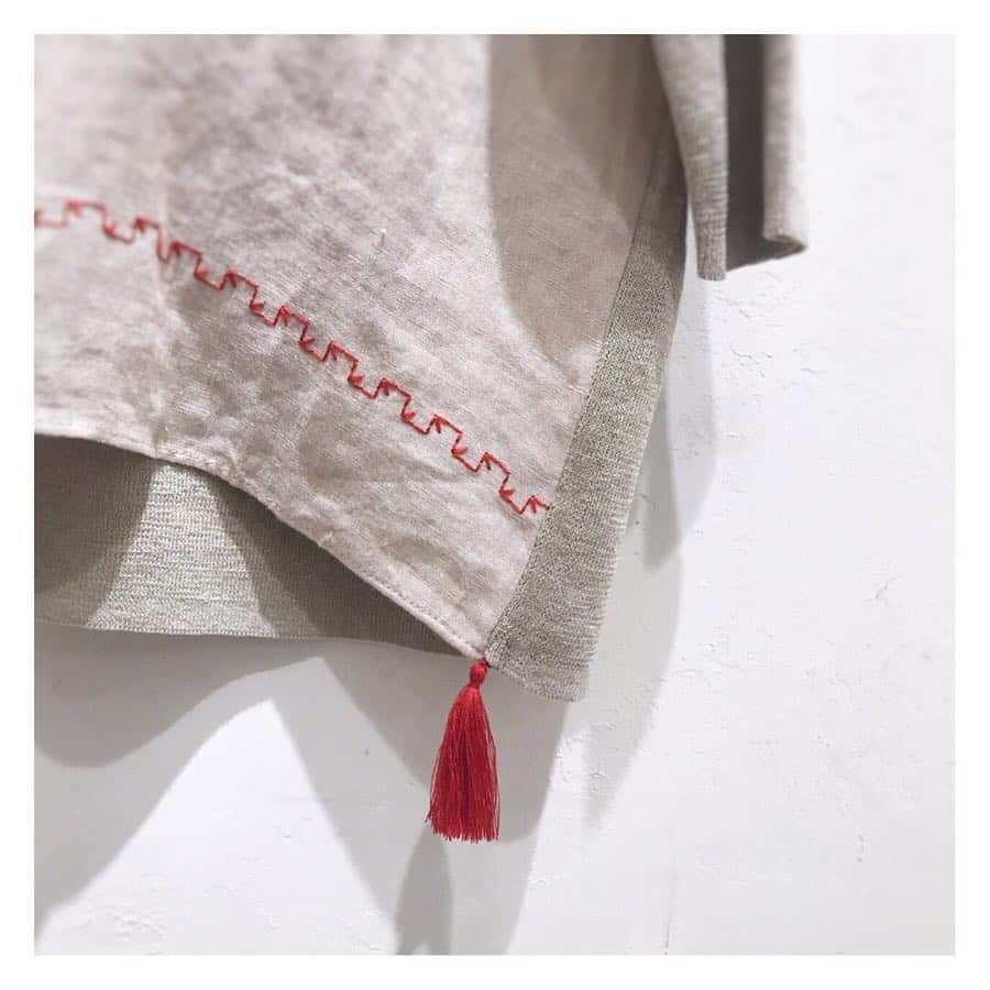 BEARDSLEY offcial instagramさんのインスタグラム写真 - (BEARDSLEY offcial instagramInstagram)「印象的なサークル刺繍 柔らかな日差しに映える鮮やかな赤。 . #beardsley #red #linen #knit #ビアズリー #サークル刺繍 #赤 #麻 #新作入荷」4月5日 13時50分 - beardsley.pr