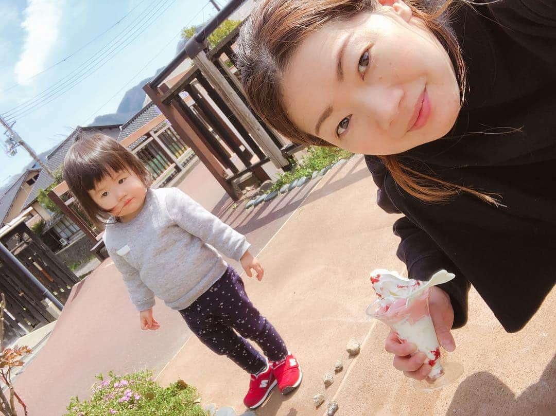 井上香織さんのインスタグラム写真 - (井上香織Instagram)「地元散策週間♡ ・ 大好きなりんどうのソフトクリーム🍦 新作が出たそうなので出石にお越しの際は是非ご賞味ください♡😆 ・ わたしはいつもバニラソフトに5食チョコ♡ 注文しなくても出してくれます😆 今日いただいた新作は苺プリン＋ソフトクリームです🍓 #出石 #城下町 #城下町出石 #りんどう」4月5日 13時50分 - kaorin888