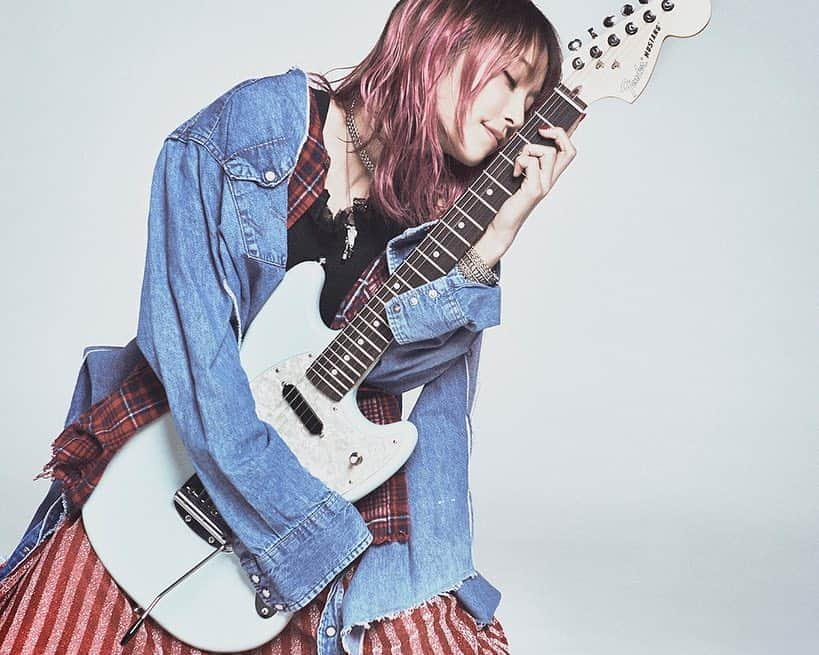 LiSAさんのインスタグラム写真 - (LiSAInstagram)「#LIFEwithFender：Vol.16 LiSA  #FenderNews : 音楽や広告など幅広く活躍するフォトグラファー中野敬久 @hirohisanakano がアーティストとフェンダーの距離感を撮影、キュレーションする写真によるセッションコンテンツ @fender_jp  フェンダー女子に混ぜてもらいました☻かっこいい写真たくさん撮ってもらった👉 https://t.co/ib3g8X0Z1D?amp=1 #Fender #LiSA #ギター女子 #🎸 #ギターがんばっててよかった #中野さんの写真かっこよすぎる」4月5日 13時43分 - xlisa_olivex