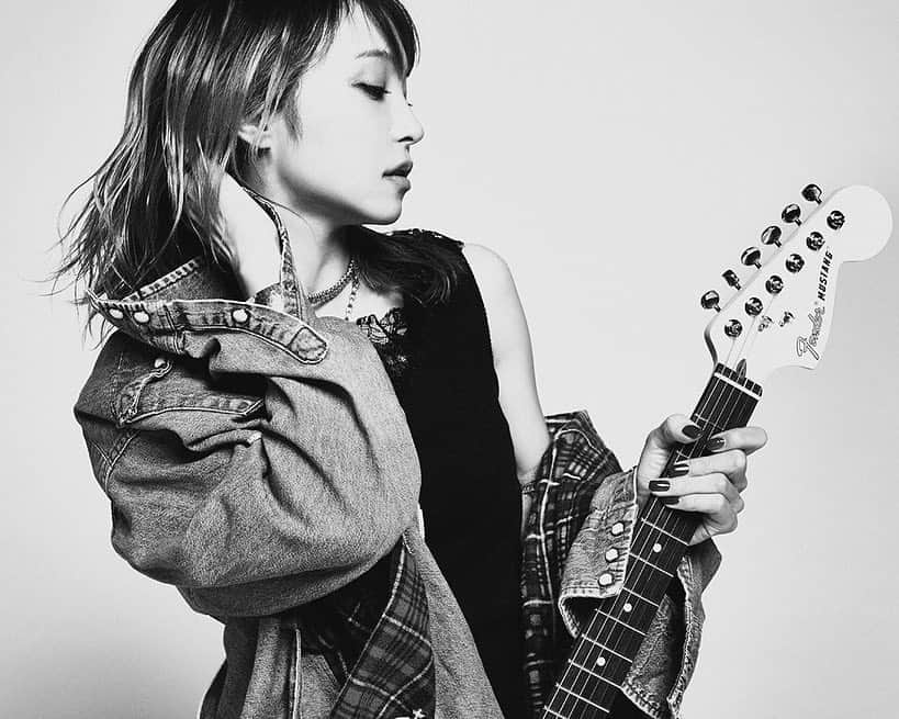 LiSAさんのインスタグラム写真 - (LiSAInstagram)「#LIFEwithFender：Vol.16 LiSA  #FenderNews : 音楽や広告など幅広く活躍するフォトグラファー中野敬久 @hirohisanakano がアーティストとフェンダーの距離感を撮影、キュレーションする写真によるセッションコンテンツ @fender_jp  フェンダー女子に混ぜてもらいました☻かっこいい写真たくさん撮ってもらった👉 https://t.co/ib3g8X0Z1D?amp=1 #Fender #LiSA #ギター女子 #🎸 #ギターがんばっててよかった #中野さんの写真かっこよすぎる」4月5日 13時43分 - xlisa_olivex