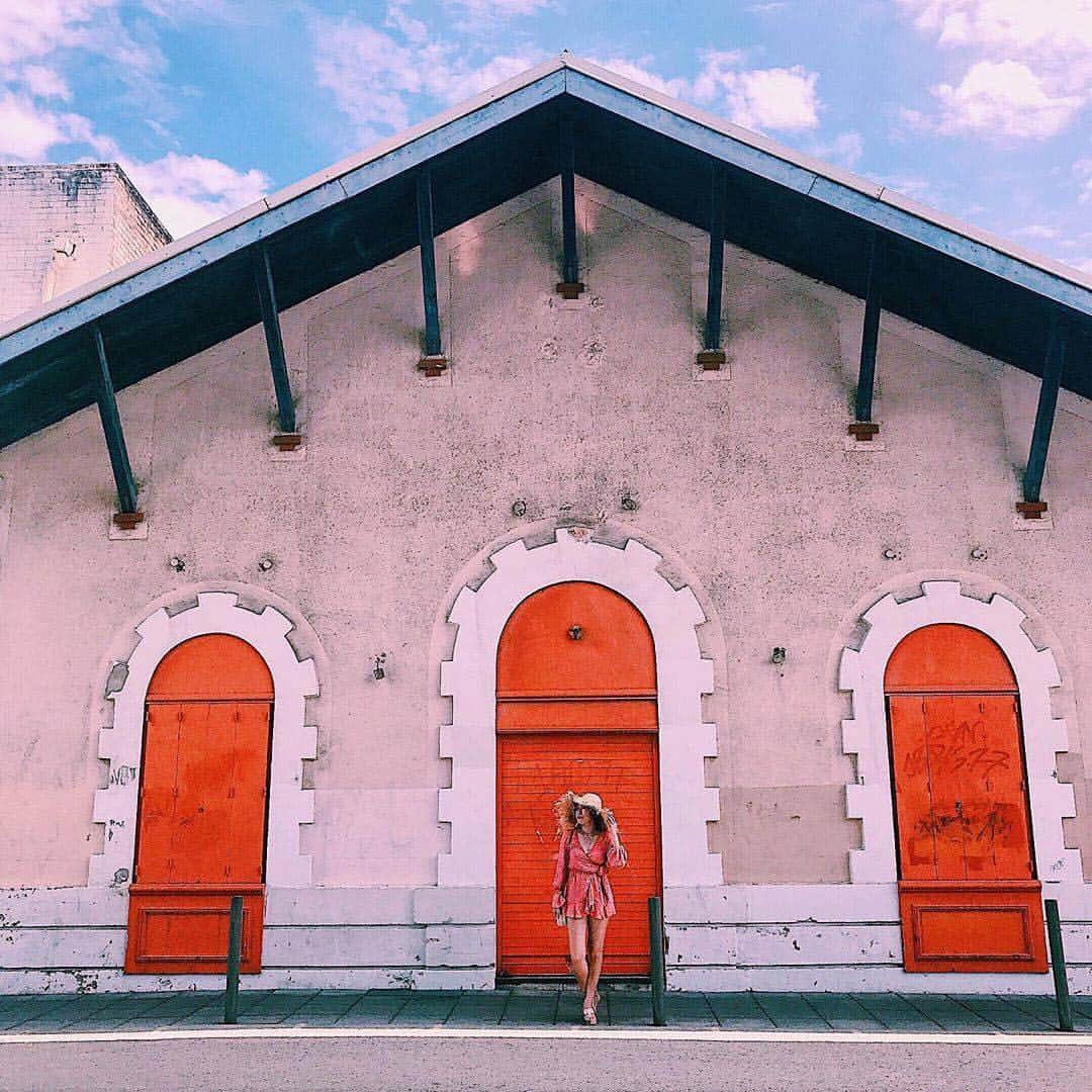 のインスタグラム：「こんにちは😊 ニューカレドニアのお写真は 「#タビジョ」とあわせて 「#tabijyomap_NewCaledonia」でお待ちしてます🇳🇨 本日はこちら💕 ＊＊＊＊＊＊ 📸@kanaho_nishimuraさん 🚩ニューカレドニア・ヌメア 「ココティエ広場周辺」 🎙ご本人コメント New Caledonia🇳🇨 #海外旅行記  ㅤㅤ 青空のもと ヌメアの街散策、スタート！ ココティエ広場近くにある、倉庫？かしら？ デザインがステキ、青空と映える(^ ^) ＊＊＊＊＊＊ ニューカレドニアの海以外の魅力が伝わってきます✨ ステキなお写真ありがとうございます💕 ＊＊＊＊＊＊ 【タビジョレポーターinマレーシア・ボルネオ島 募集中】 （～ 4/8 AM10時まで！） 熱帯雨林と美しいビーチが楽しめるレジャーの宝庫✨ 海と山をいっぺんに楽しみたい欲張りな女子におすすめしたいリゾート地🏝マレーシア・ボルネオ島！ ※詳細は、アカウント🔝のURLから チェックしてください😊 @tabi_jyo ＊＊＊＊＊＊ 【「#タビジョラン」NEWイベント 2019年4月20日(土)参加者募集中👭】 「一生に一度はホノルルマラソンに出てみたい」 と思ったことありませんか？ 今回のイベントの舞台は、海沿いランで ハワイ気分を味わえる「横浜」✨ そしてゴールは、ハワイイベントの会場⁉️ 「初心者」「お1人参加」大歓迎！ ご参加おまちしてます😊 ※詳細は、アカウント🔝のURLから チェックしてください😊 @tabi_jyo ＊＊＊＊＊＊ #タビジョ #タビジョと繋がりたい #tabijyomap_NewCaledonia」