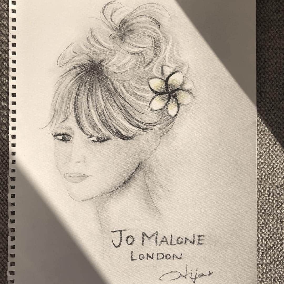 小田切ヒロさんのインスタグラム写真 - (小田切ヒロInstagram)「@jomalonelondon ・ illustration by me ・ JO MALONEの限定ブロッサムシリーズが発売されると''春が来た''と記憶する程に。 ・ 黄色いボトルのフランジパニフラワーの香りはジャスミン、レモン、イランイランとサンダルウッドと、ひねりを効かせたレモンで優しい甘さで程なくエキゾチックな香。 ・ 纏えば瞬時に初夏のミステリアスが成立する。 ・ 4/5(金)と4/6(土)の11時〜20時は、表参道のSIDEにて、JO MALONEブロッサムズのイベントを開催しています。 ・ どなたでも無料で入場できて、ブロッサムズシリーズを全てお試し頂けるのと2階のスペースでは、小田切ヒロが監修したメニュー表からお好みのヘアアレンジをしてもらえるコーナーもあります。（生花を使ったヘアスタイリングも無料） ・ 仕上げにはJO MALONEのヘアミストを纏って頂き、ホルモン値upするかもなんてサプライズまで。 ・ 是非お越しくださいませ。 ・ #jomalonelondon#ジョーマローンロンドン #brilliantblossoms」4月5日 13時46分 - hiro.odagiri