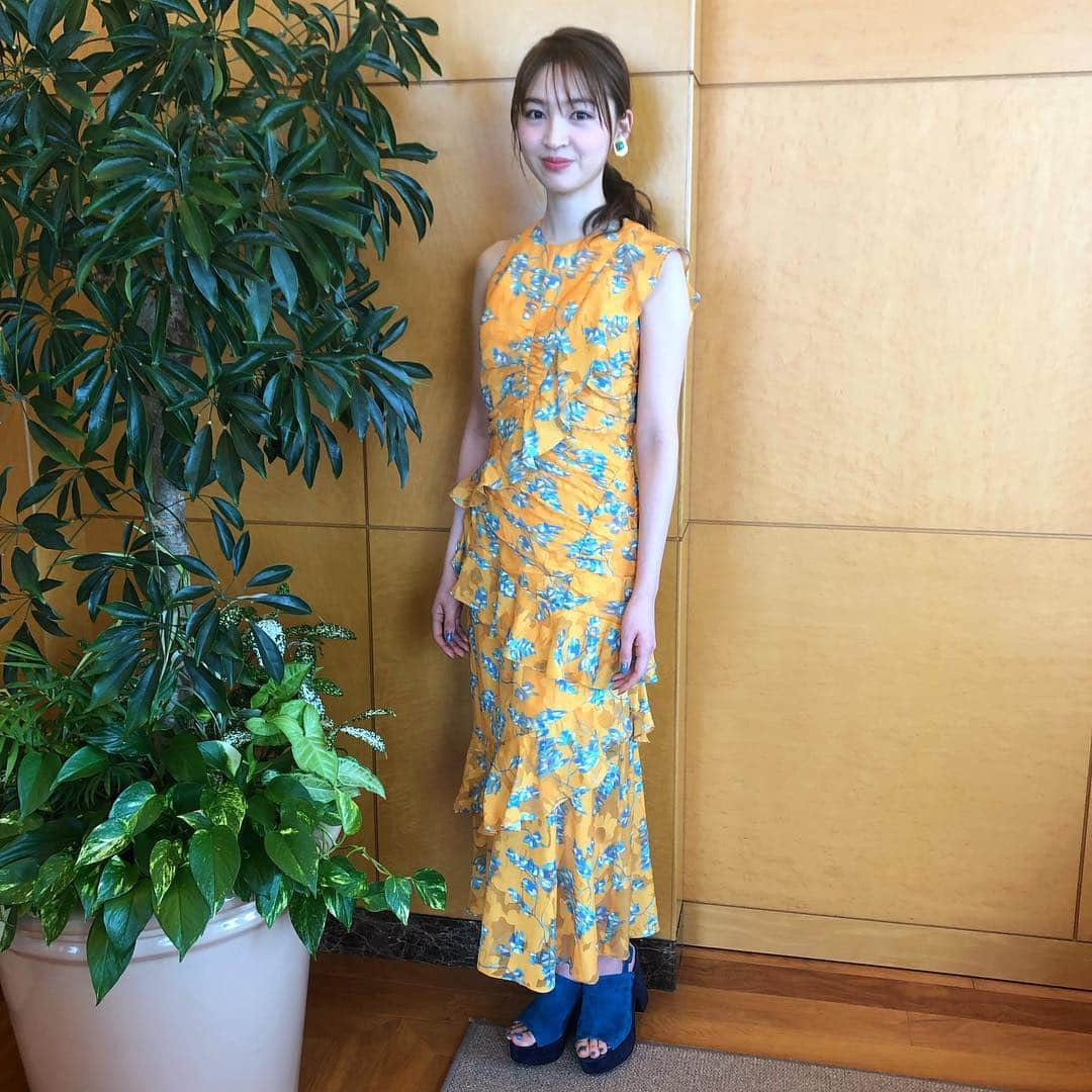 VOCE編集部さんのインスタグラム写真 - (VOCE編集部Instagram)「長井さん×CANMAKE×VOCE﻿ メイクイベント、大盛り上がりでした🌸💓﻿ ﻿ 3月31日（日）は、長井さんのメイクイベントを講談社にて開催しました‼️﻿ 長井さんのわかりやすいメイクテクに、参加者全員が大感動する楽しいメイクイベントに💄✨﻿ ﻿ 今回、メイクのモデルとして、VOCEの誌面で大活躍している上西星来ちゃんが登場！🙋🏻‍♀️🌸﻿ あまりの可愛さに悶絶しながらも、学ぶみなさんの顔はとっても真剣！連発する長井さんのオリジナルテクは、私たちも勉強になりましたよ〜🤔✨﻿ ﻿ 今回のレッスンには、長井コーチから指導いただける実践タイムを設けました💪🏻﻿ 長井流・春のアイメイクをみんなで実践し、顔が完成していくに従って会場全体が華やかなオーラ包まれていったのが印象的でした🥰🥰﻿ ﻿ 春顔になった星来ちゃんも激カワです💓﻿ 衣装もとっても素敵ですよね…。お人形さんみたいな姿が忘れられません🧸﻿ 第1部→ドレス @threefloor サンダル  @noname.japan  第2部→ドレス @threefloor サンダル @freelance_paris ﻿ 長井さんの連載、誌面での特集ページも含めて、今後の活躍にも期待です！﻿ ﻿ ﻿ #voce #vocemagazine  #長井かおり #上西星来 #canmake #canmaketokyo #キャンメイク」4月5日 13時48分 - vocemagazine